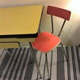 Table en formica jaune et 2 chaises rouges