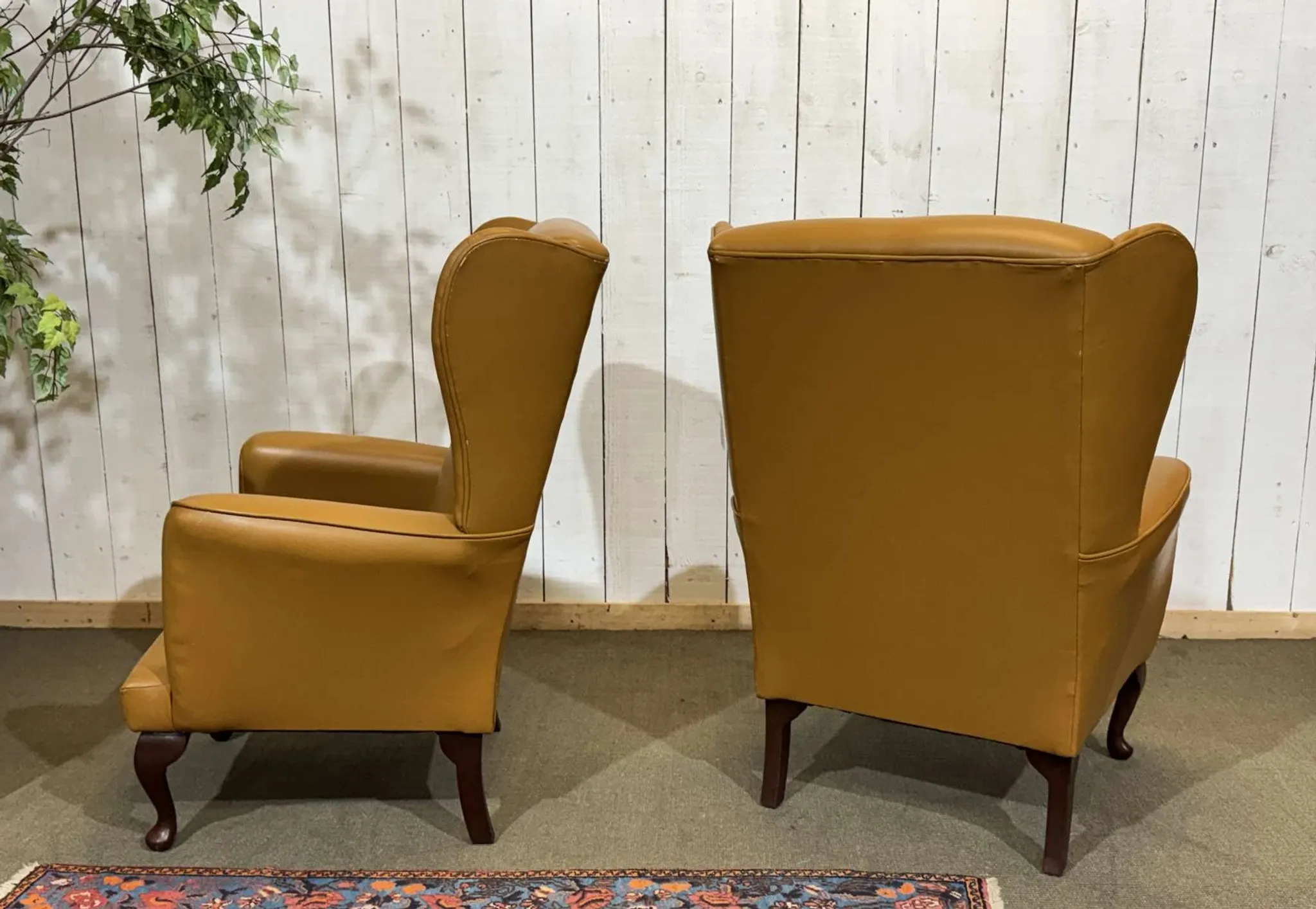 Pair of 1980s English wingback armchairs in leather.