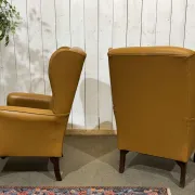 Pair of 1980s English wingback armchairs in leather.