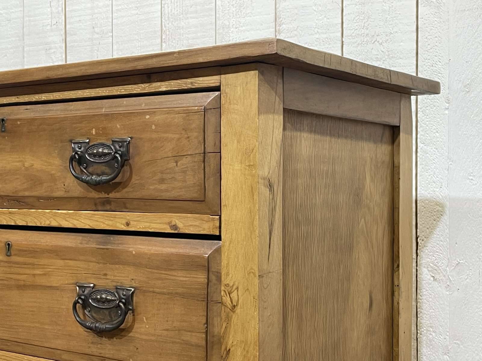 Commode anglaise en noyer du début XXème