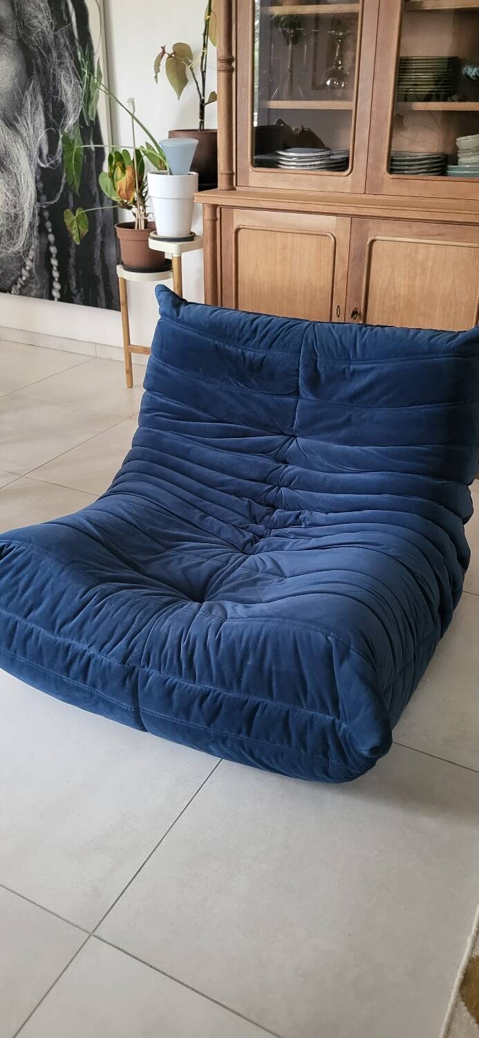Chauffeuse Togo Ligne Roset bleu roi