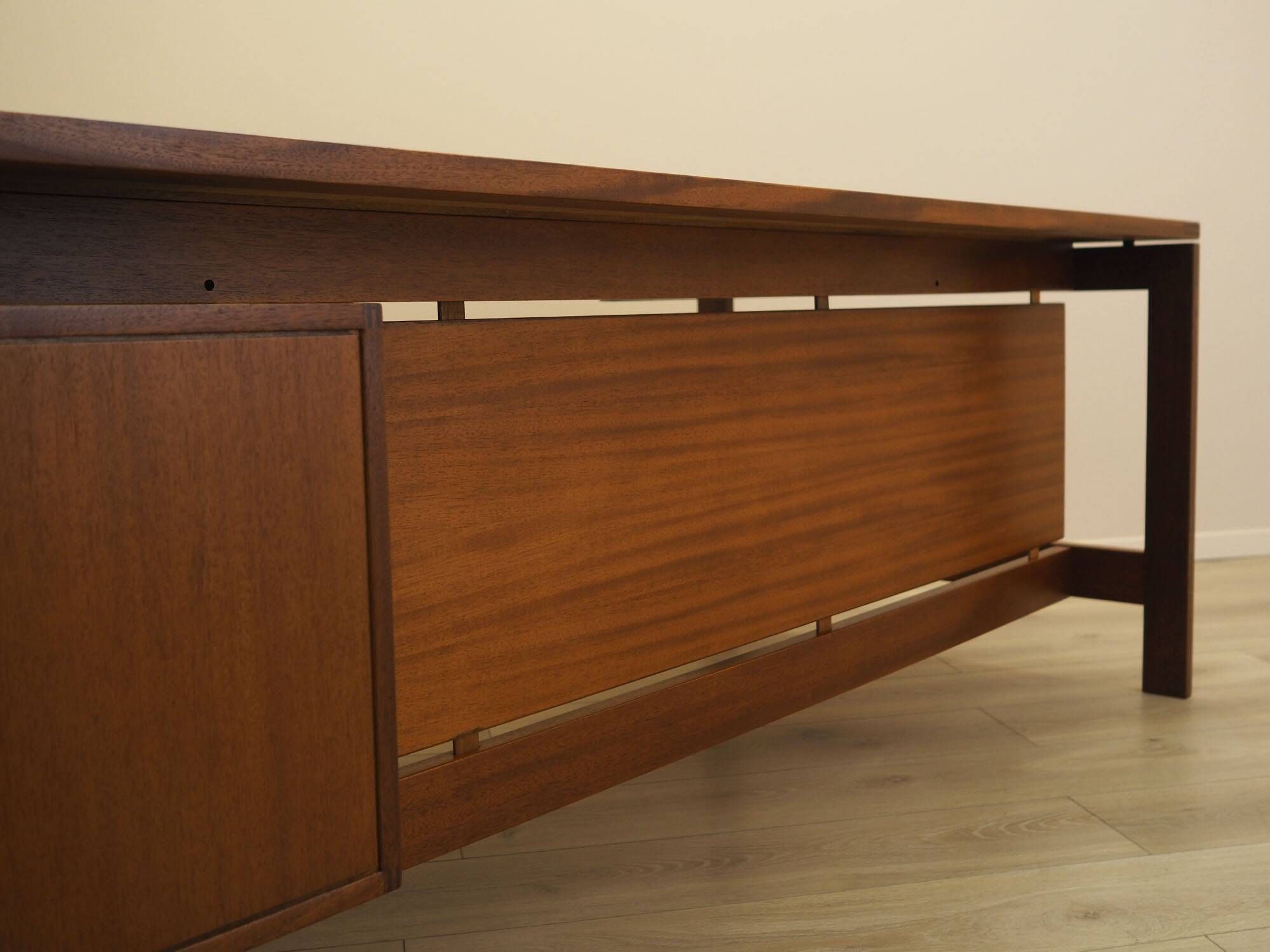 Bureau en teck par Jensen & Valeur pour Munch, Danemark, années 1960.