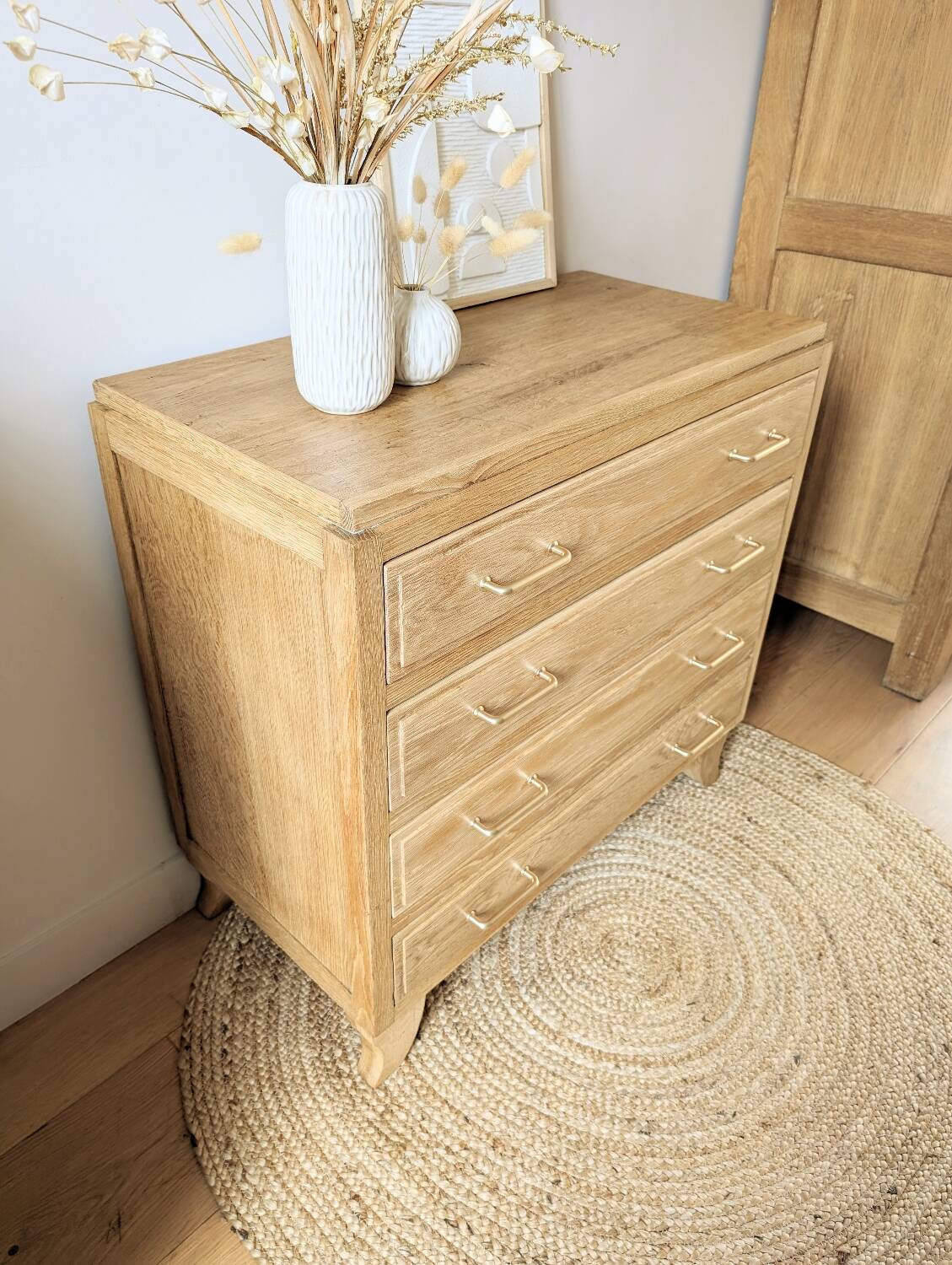 Retro chic oak chest of drawers with golden handles