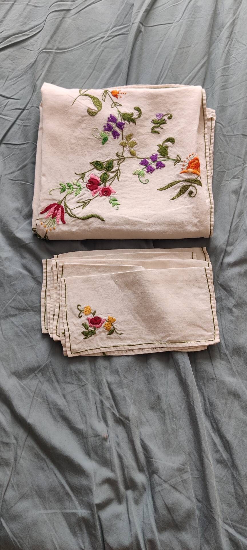 Nappe brodée main et ses six serviettes
