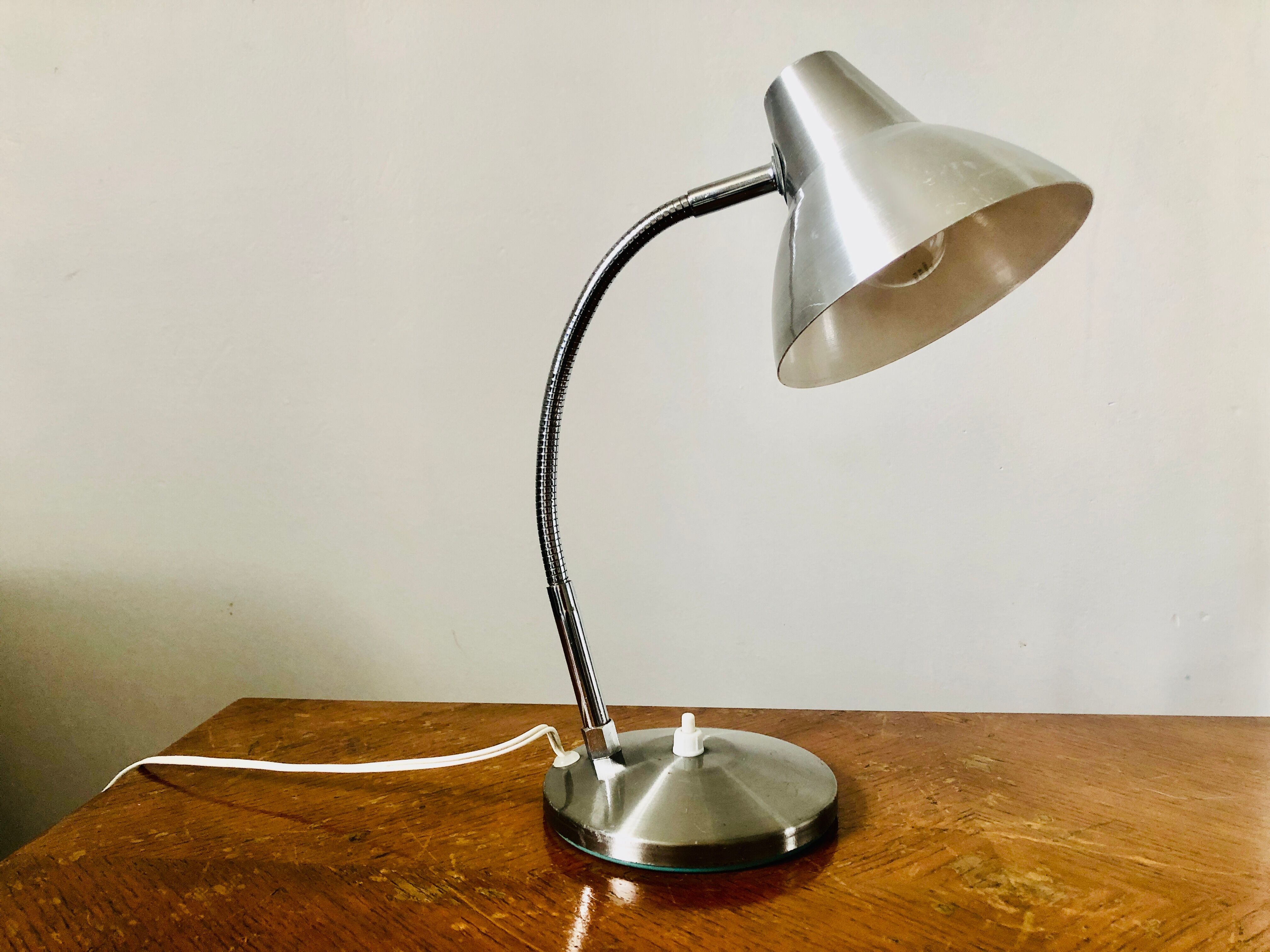 Aluminum hose desk lamp