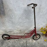 Trottinette rouge ancienne à pédale et chaîne