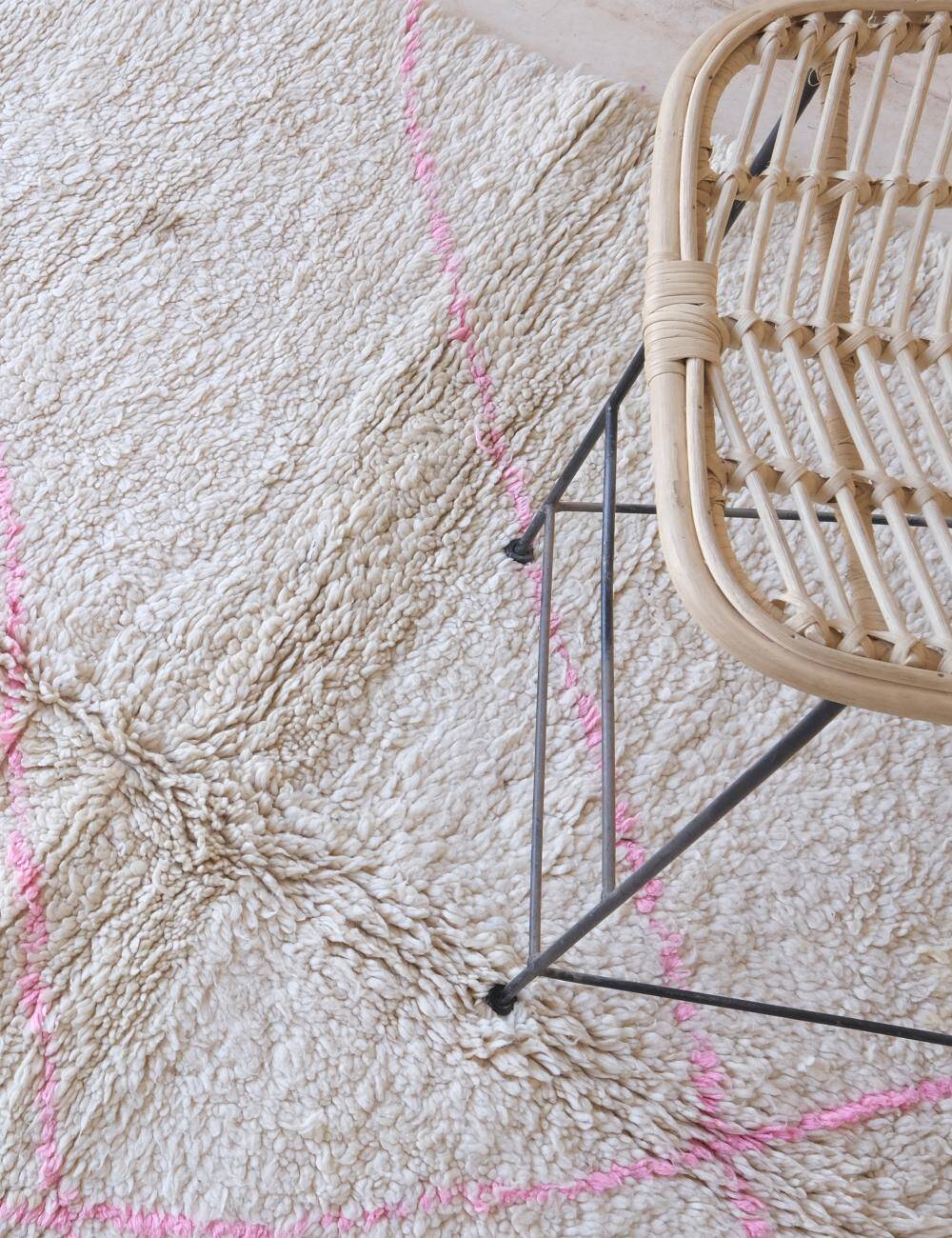 White and Pink Beni Ouarain Rug - 252 x 176 cm