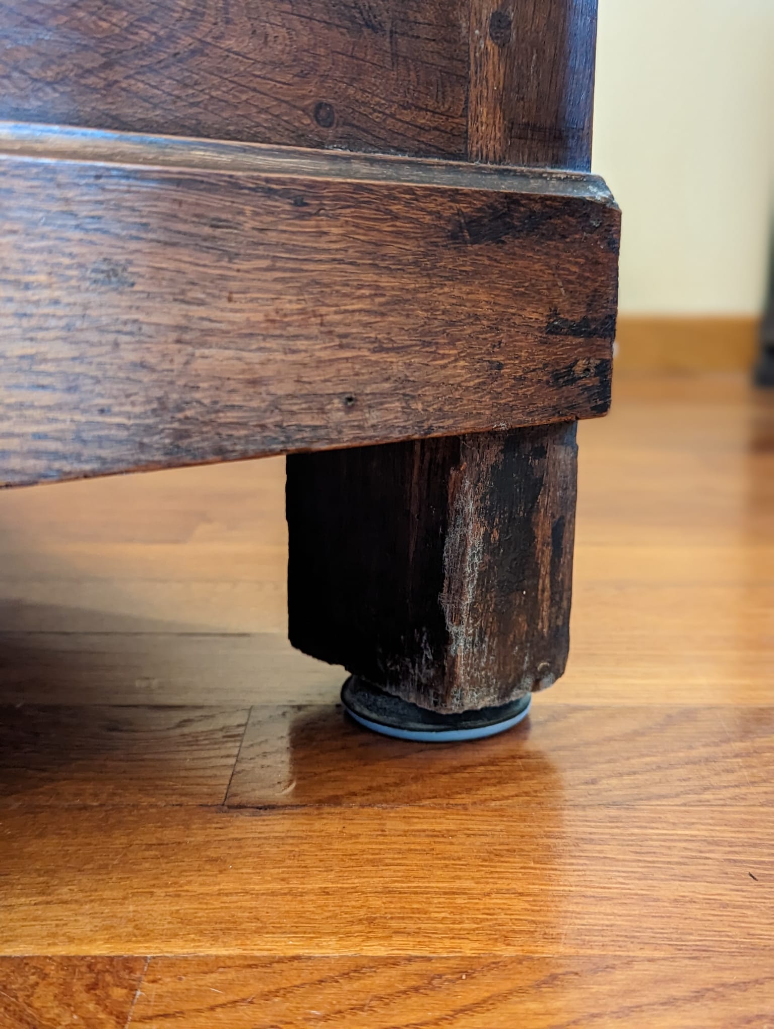 Commode en chêne blond mouluré