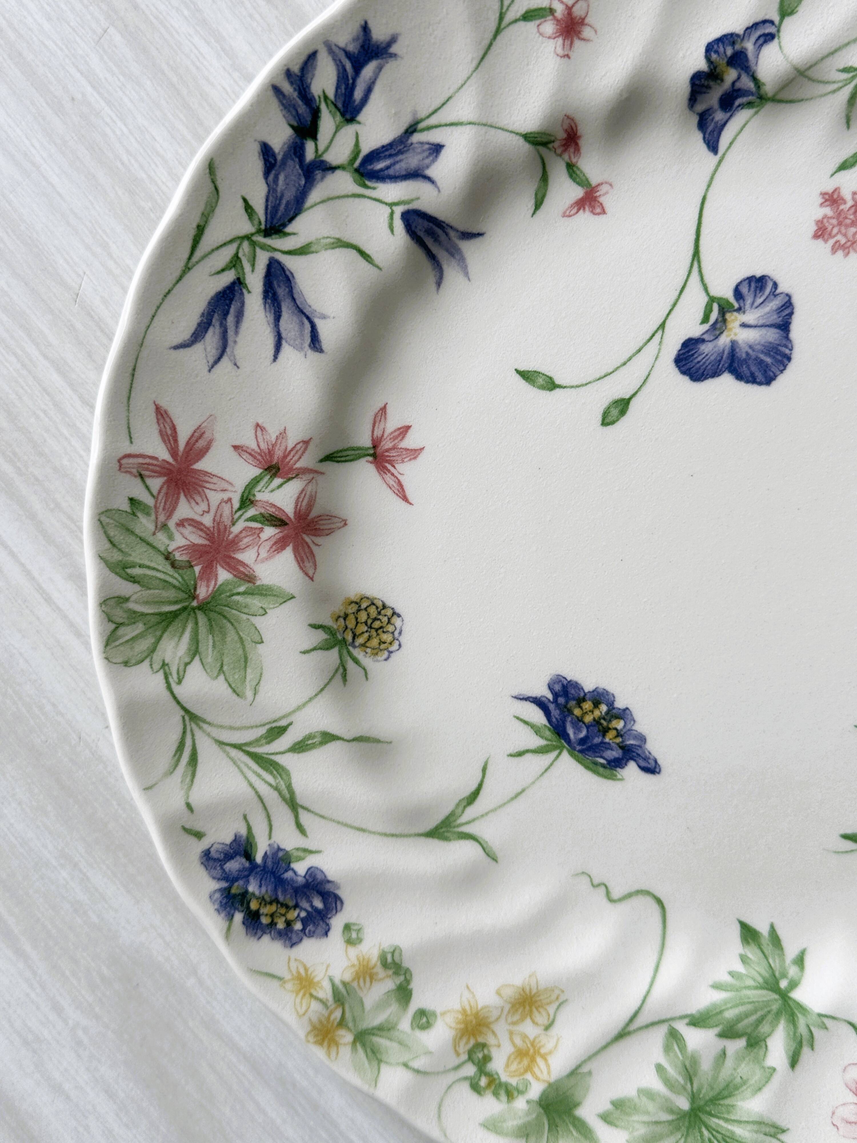 Porcelain serving plate.