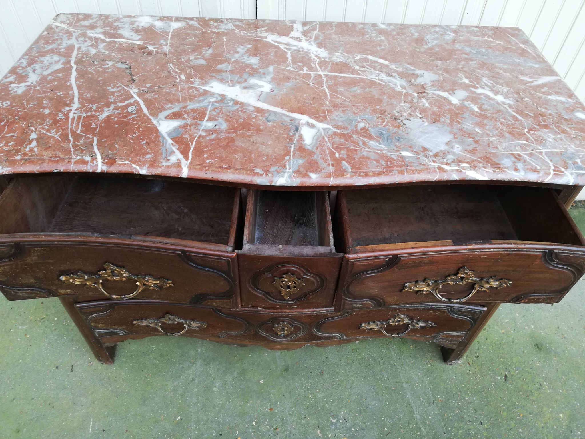 Commode galbée style Louis XVI