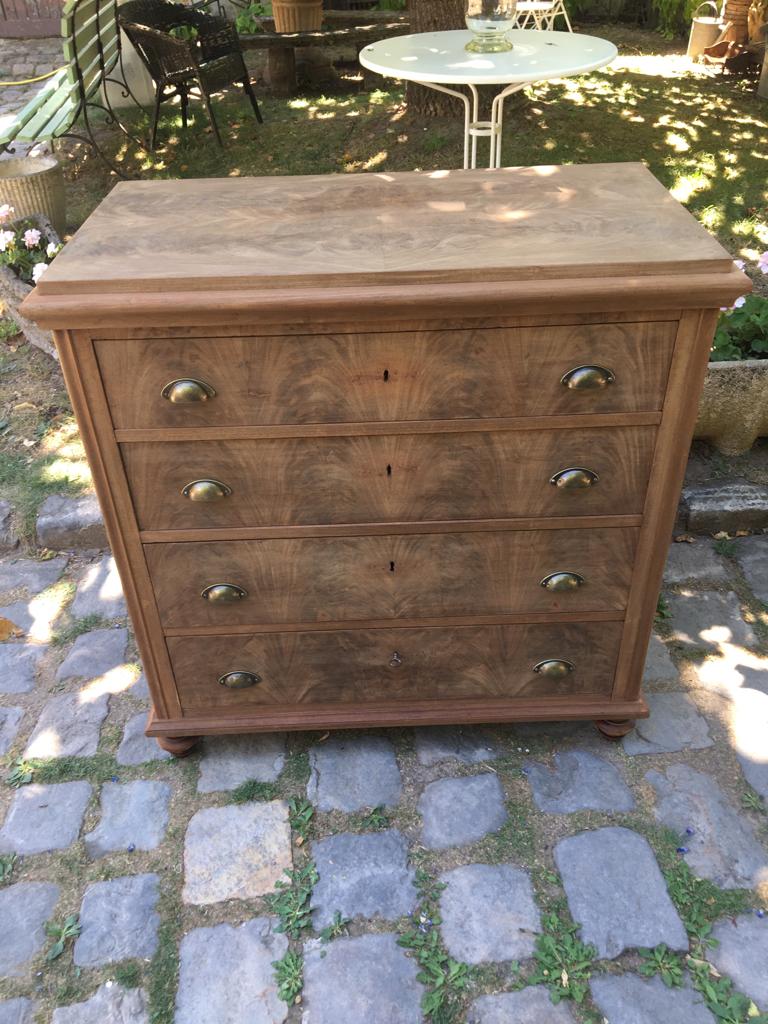 Wooden chest of drawers Mahogany veneers Late nineteenth 4 drawers