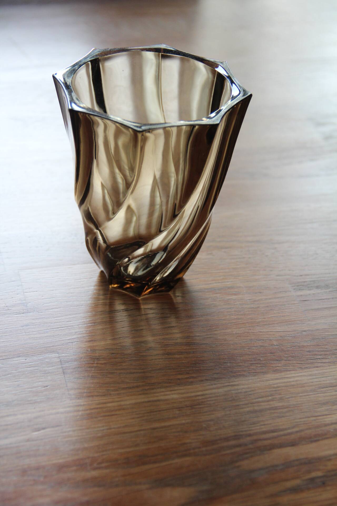 Petit vase en verre torsadé brun
