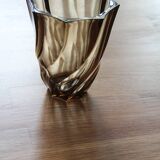 Petit vase en verre torsadé brun