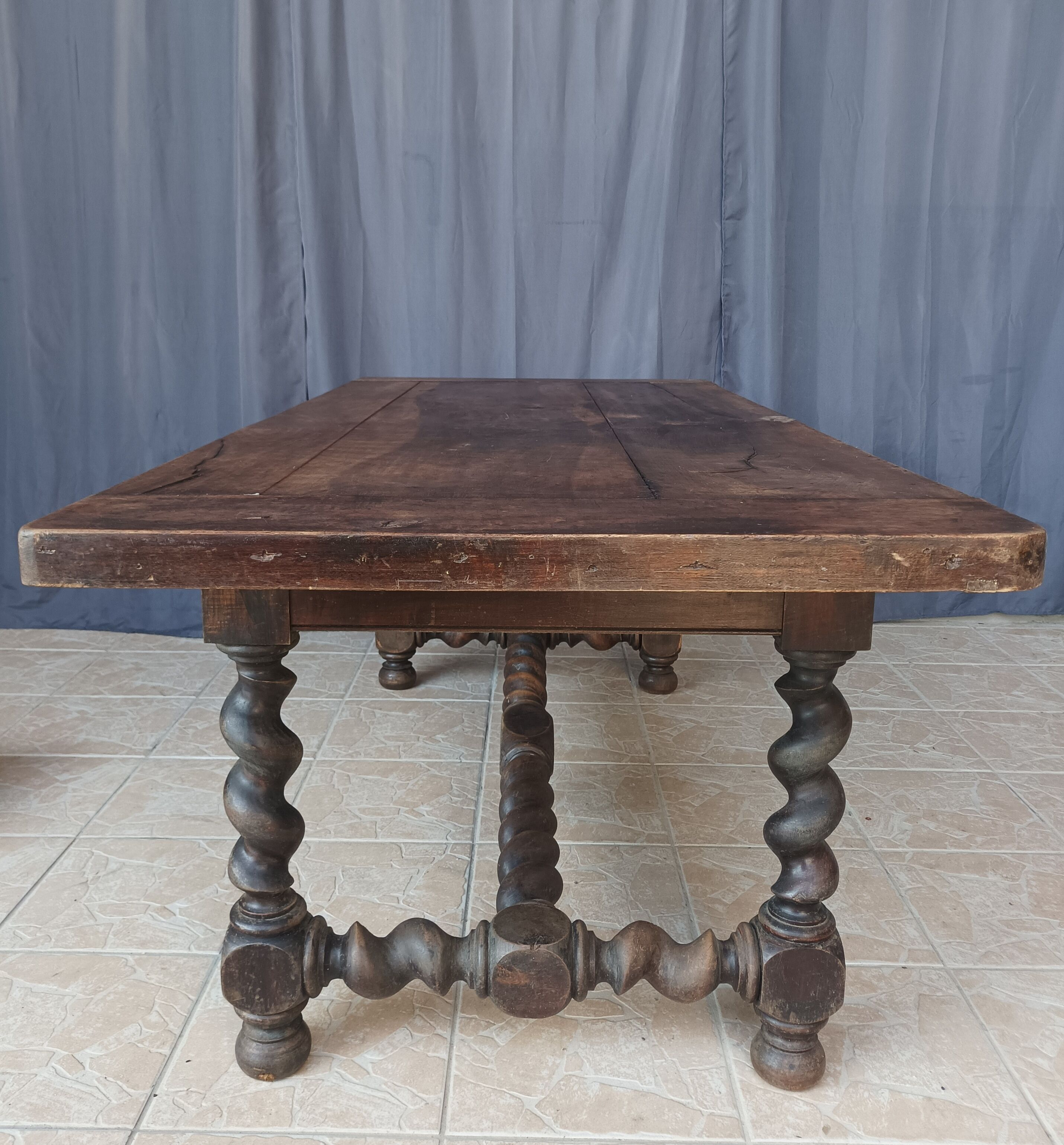 Table de ferme Louis XIII en noyer 19ème