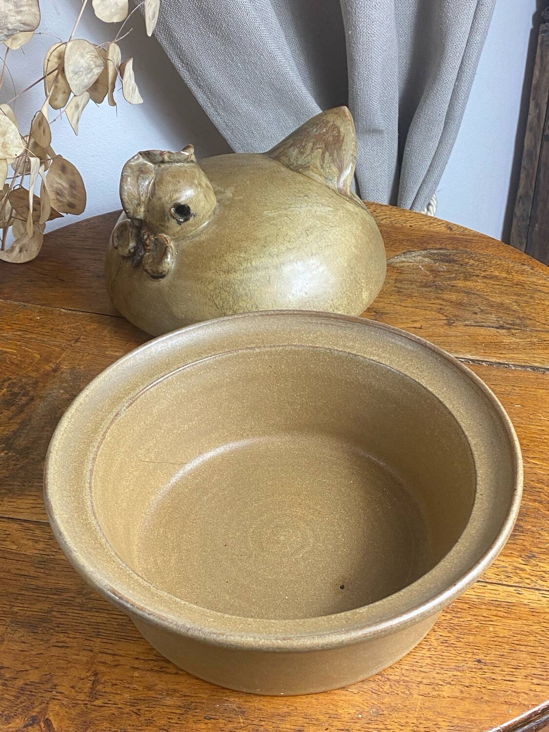 Plat avec couvercle  en grès Art Céramique en forme de poule sa