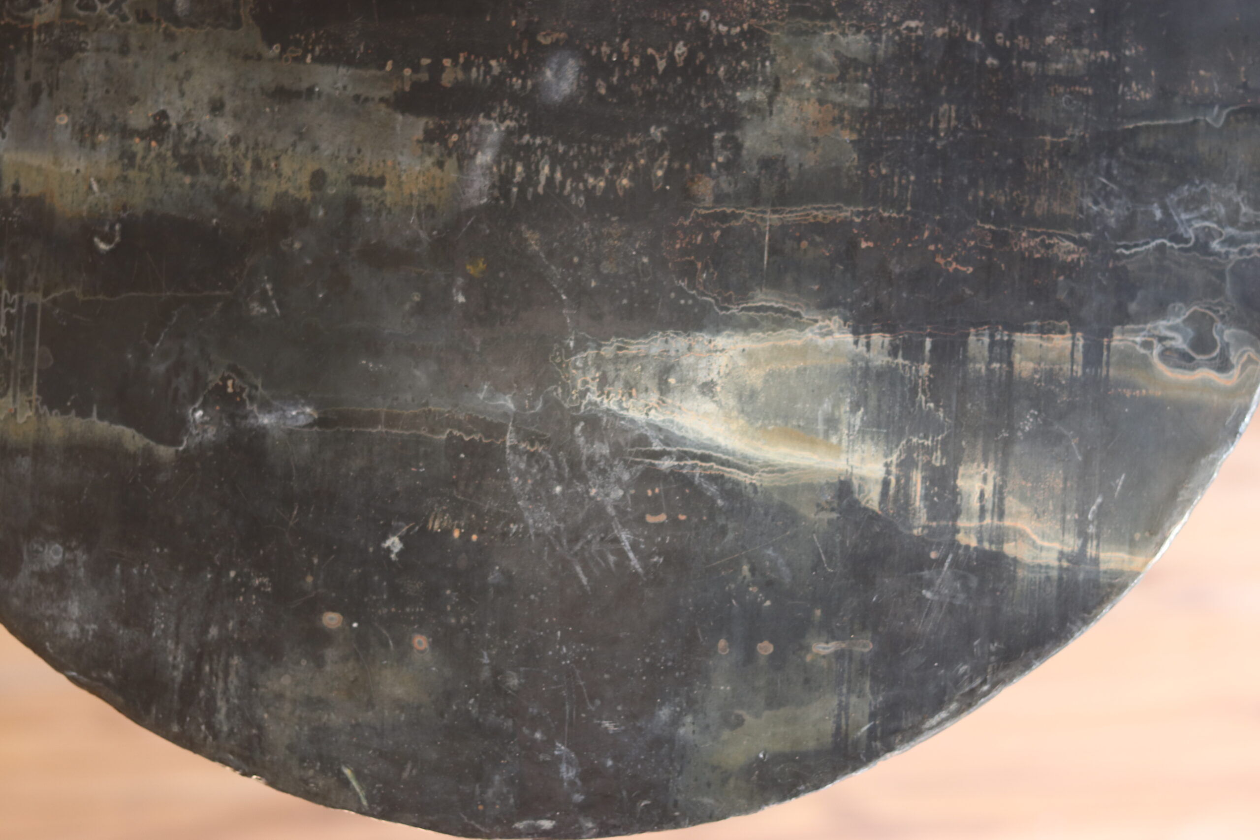 Table d’appoint avec pied torsadé et plateau recouvert d’une feuille de plomb