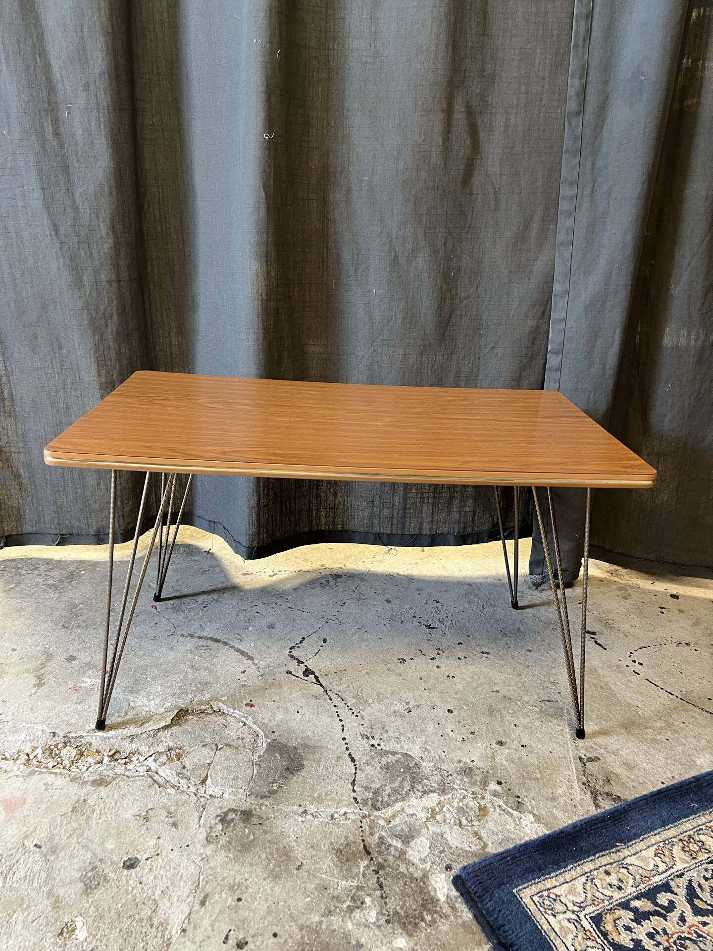Petite table basse vintage en Formica - pieds Eiffel