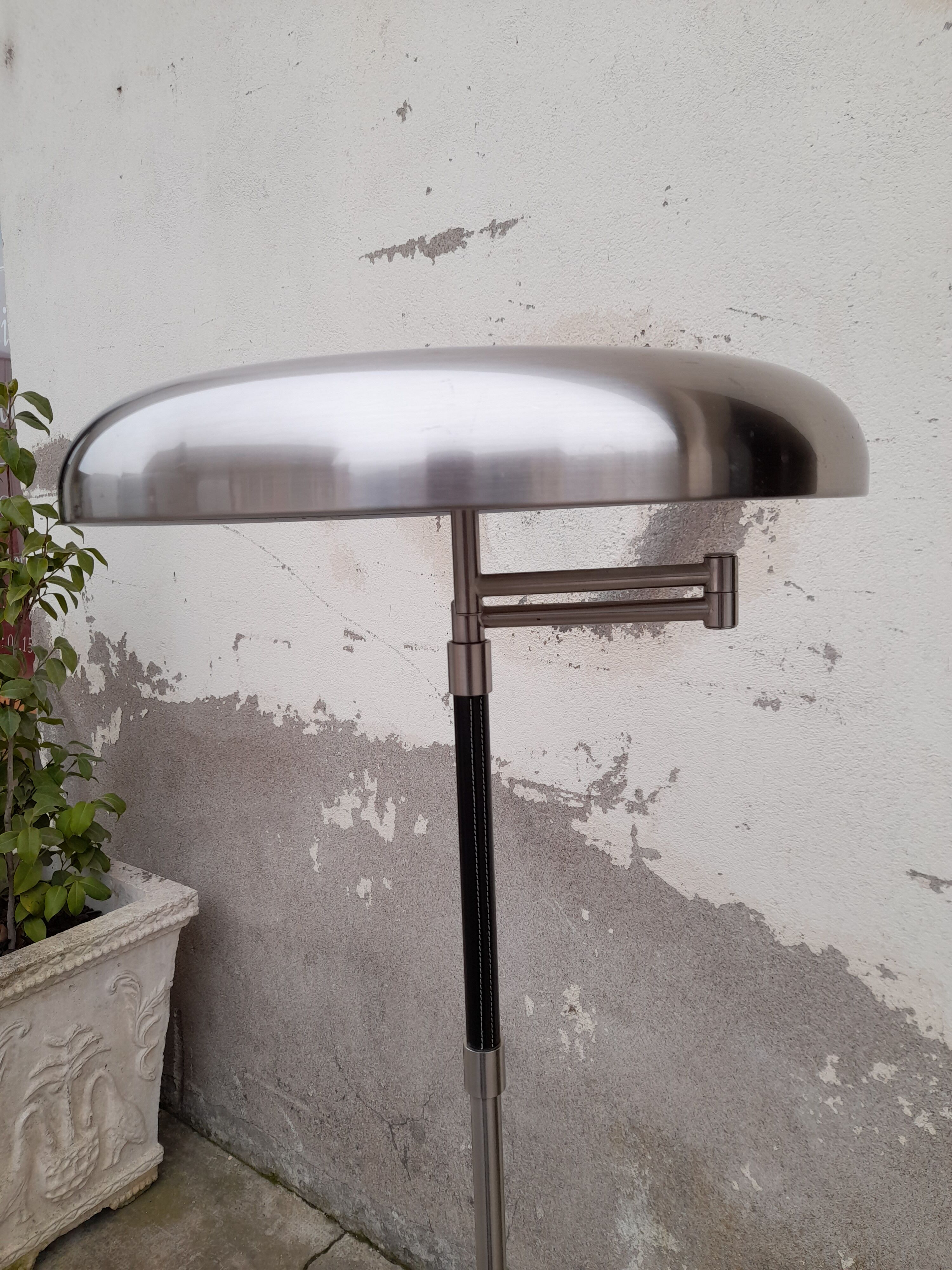 80 year articulated lamppost design