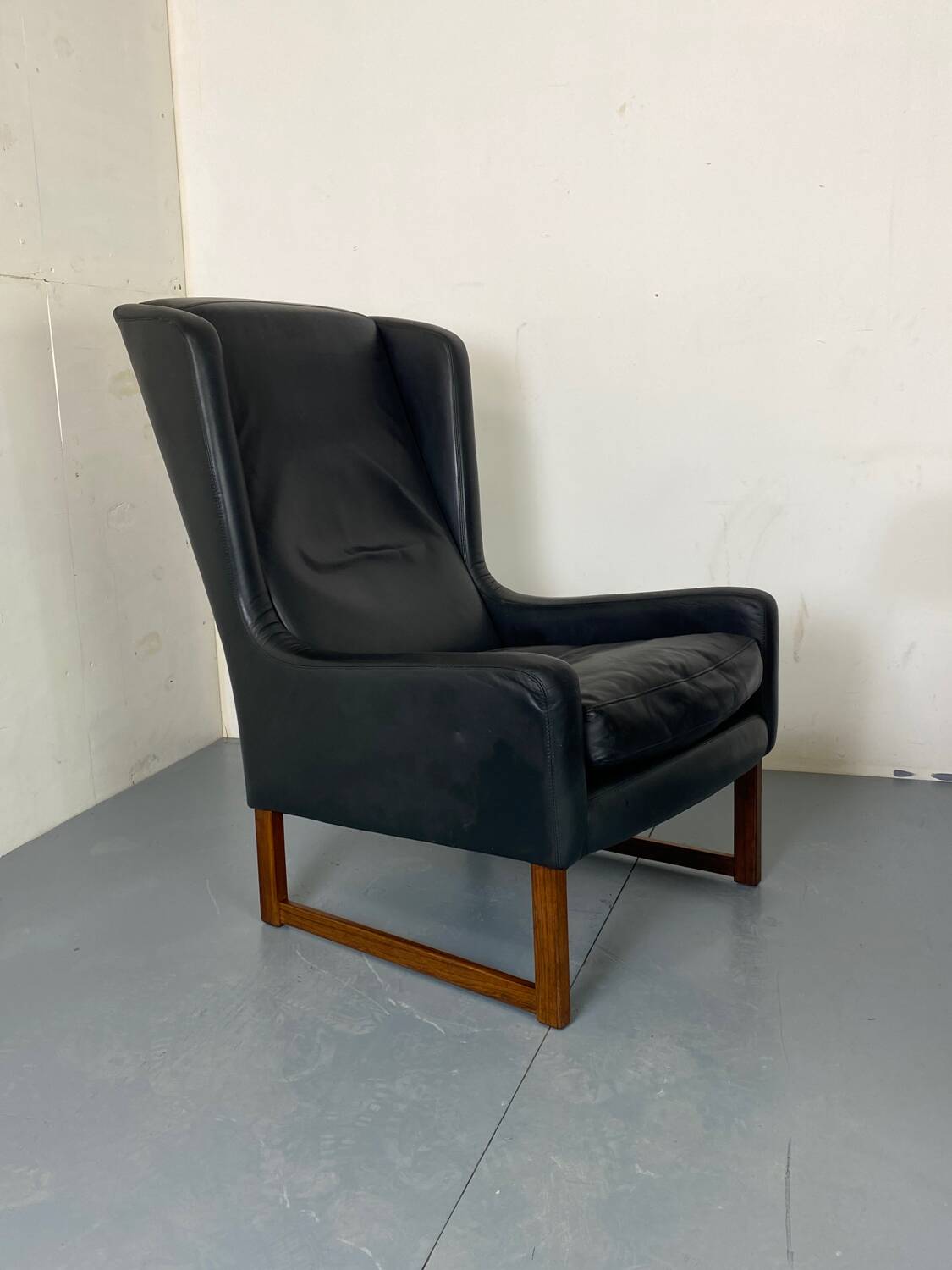 Fauteuil vintage à dossier à oreilles en cuir noir par Rudolf Glatzel pour Kill, 1960
