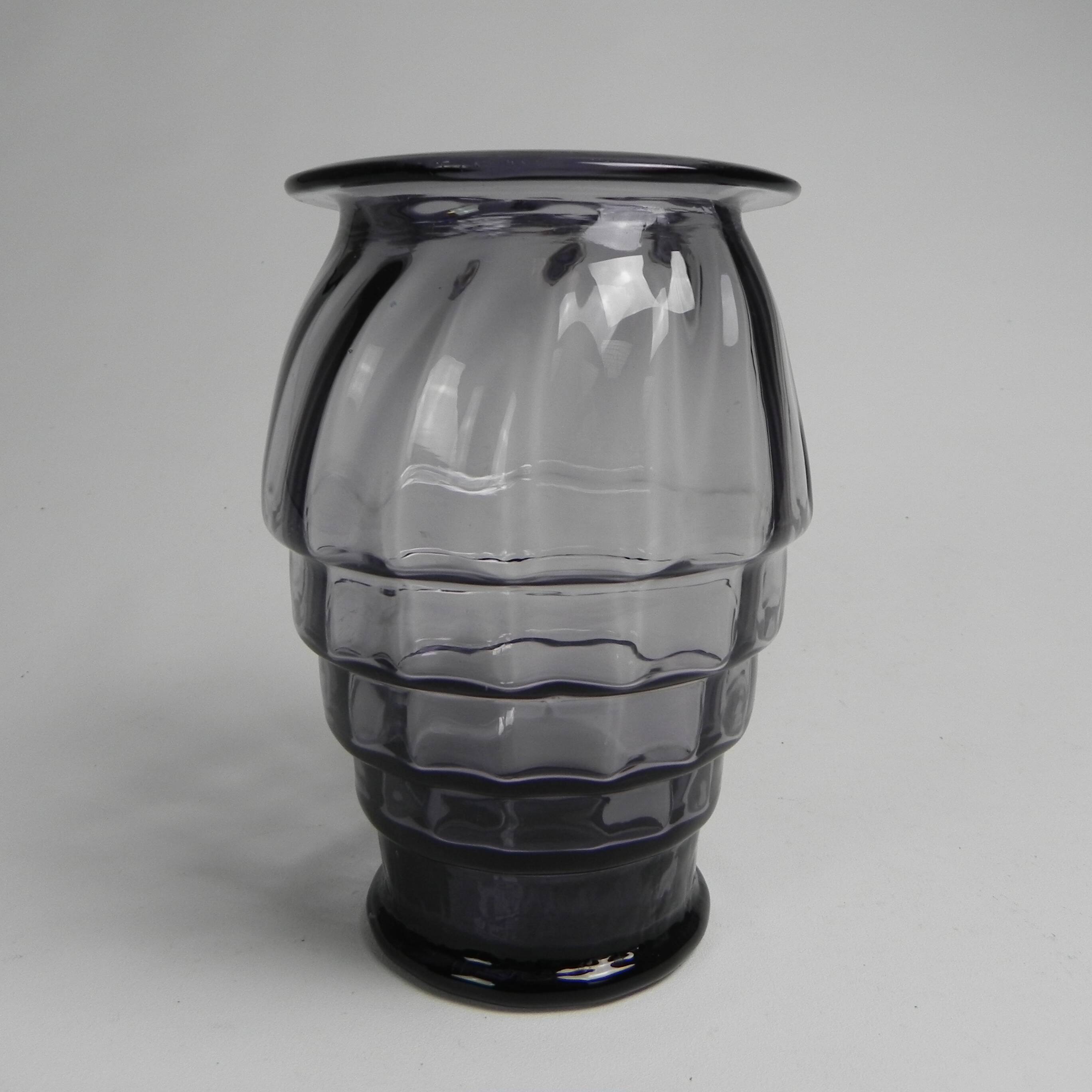 Art Deco vase with twisted vertical bands, Doyen style, 1930s.
