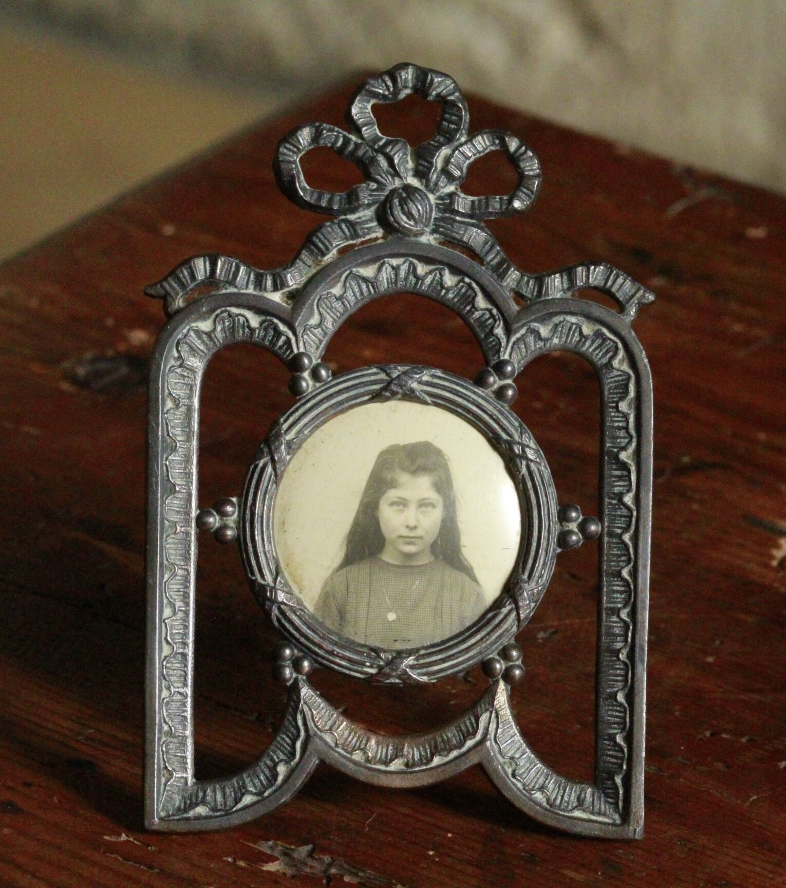 Art deco photo holder