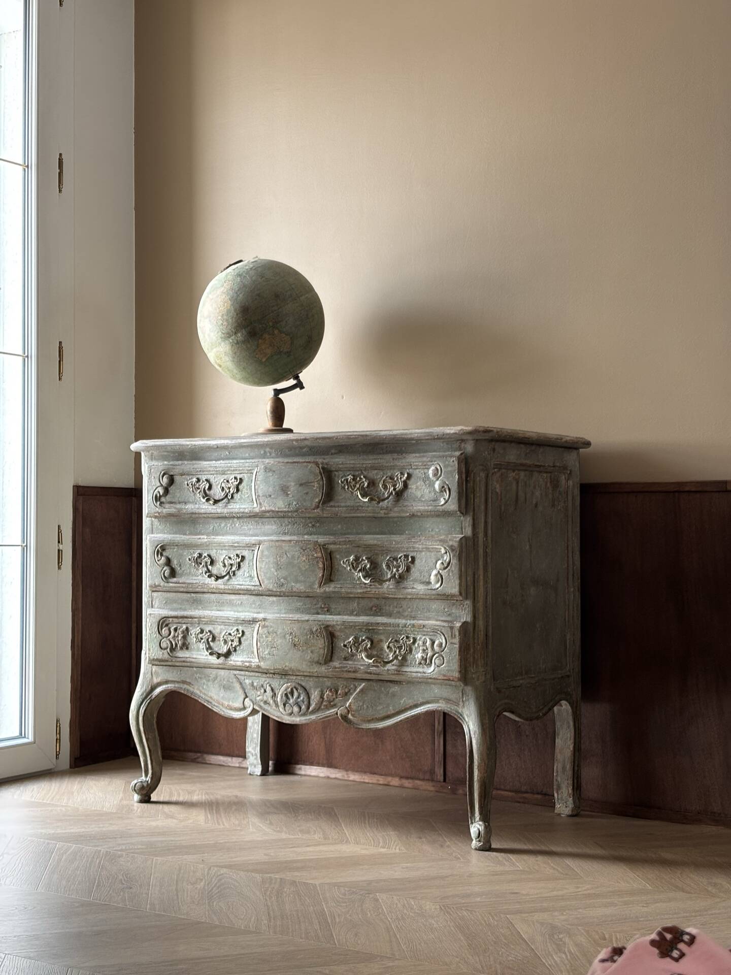 Curved chest of drawers