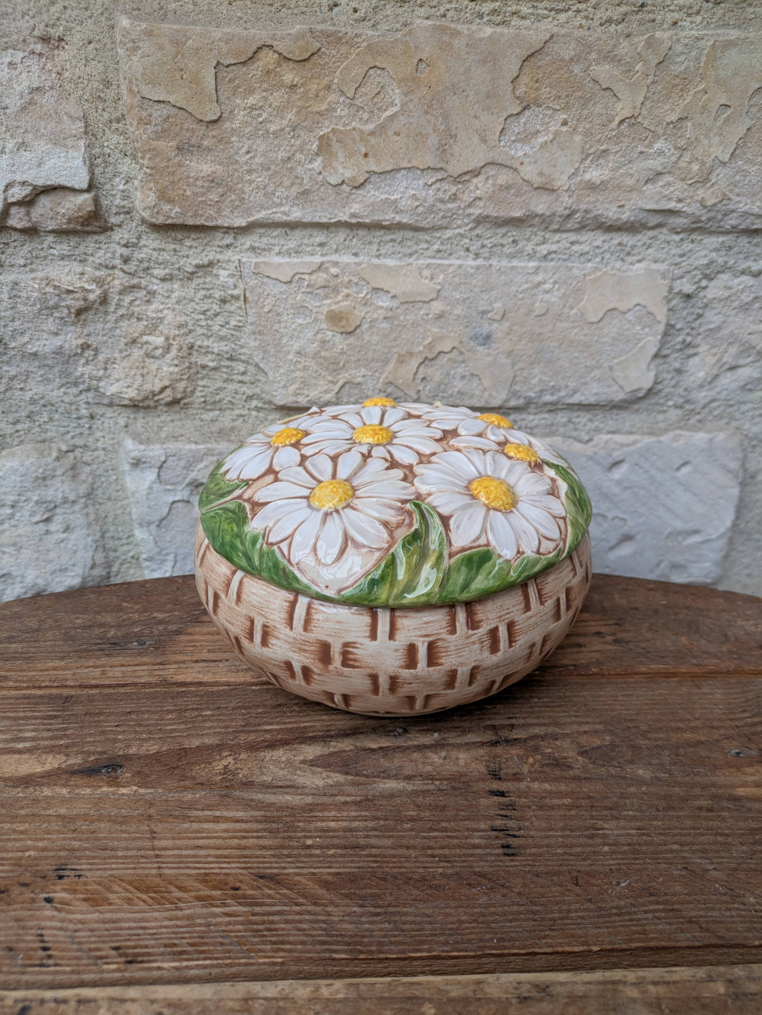 Boite ronde avec couvercle en barbotine à décor de marguerite Holland Mold