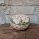 Boite ronde avec couvercle en barbotine à décor de marguerite Holland Mold