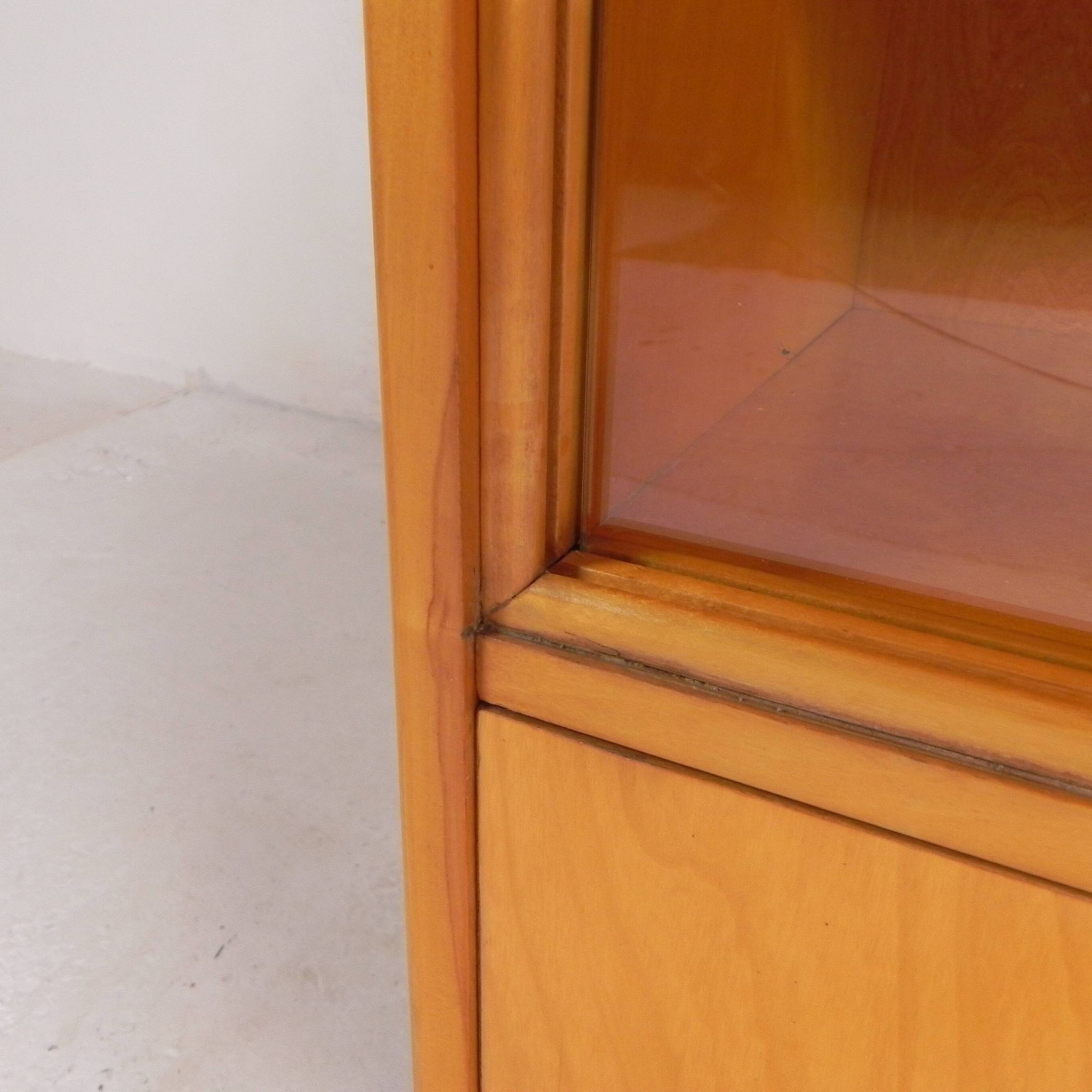 Vintage display cabinet with 2 sliding glass doors and 1 drawer, 1950s.