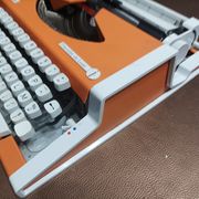 Machine à écrire Olympia traveller de luxe orange révisé et ruban neuf