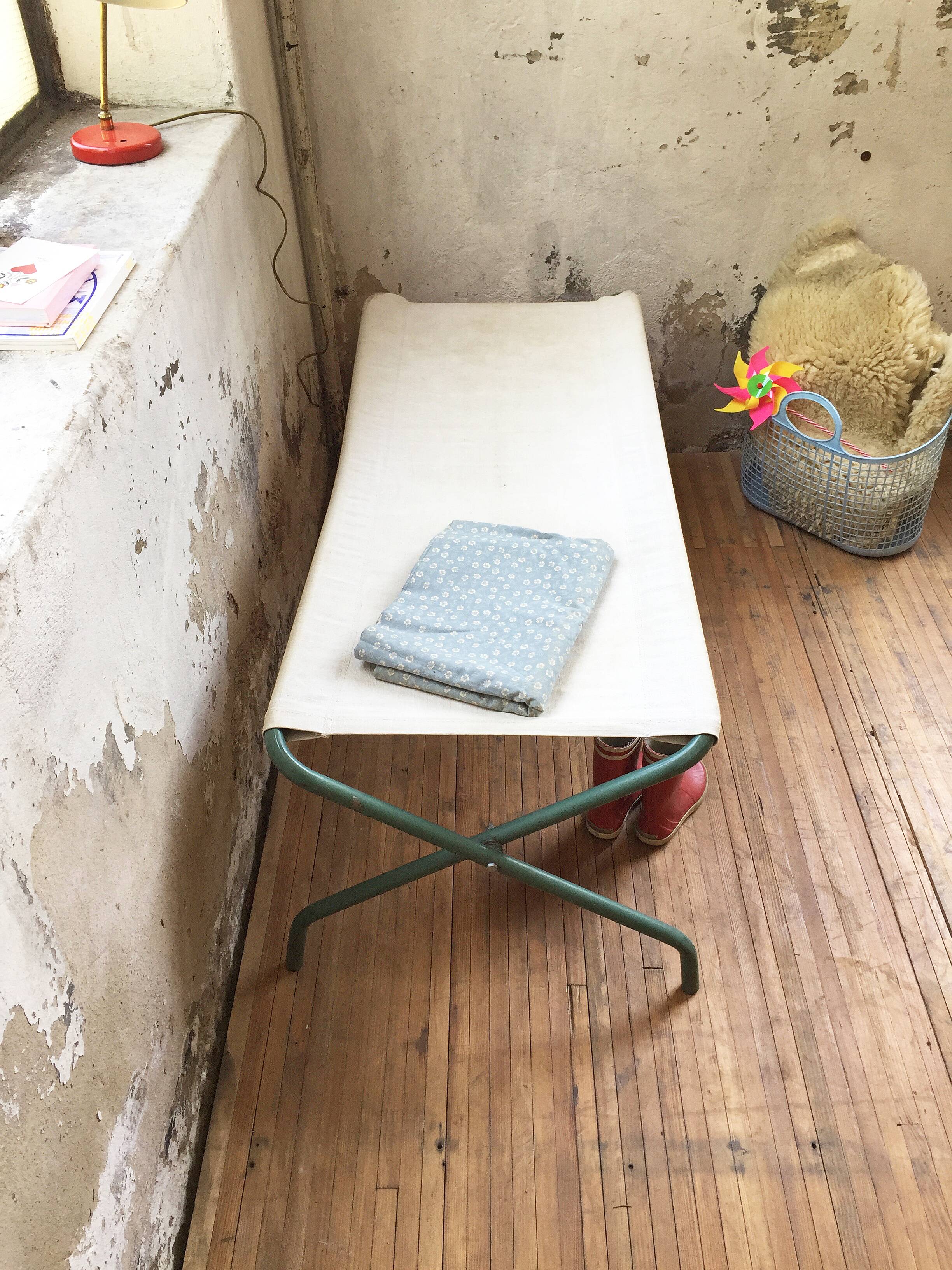 Maternal folding camp bed