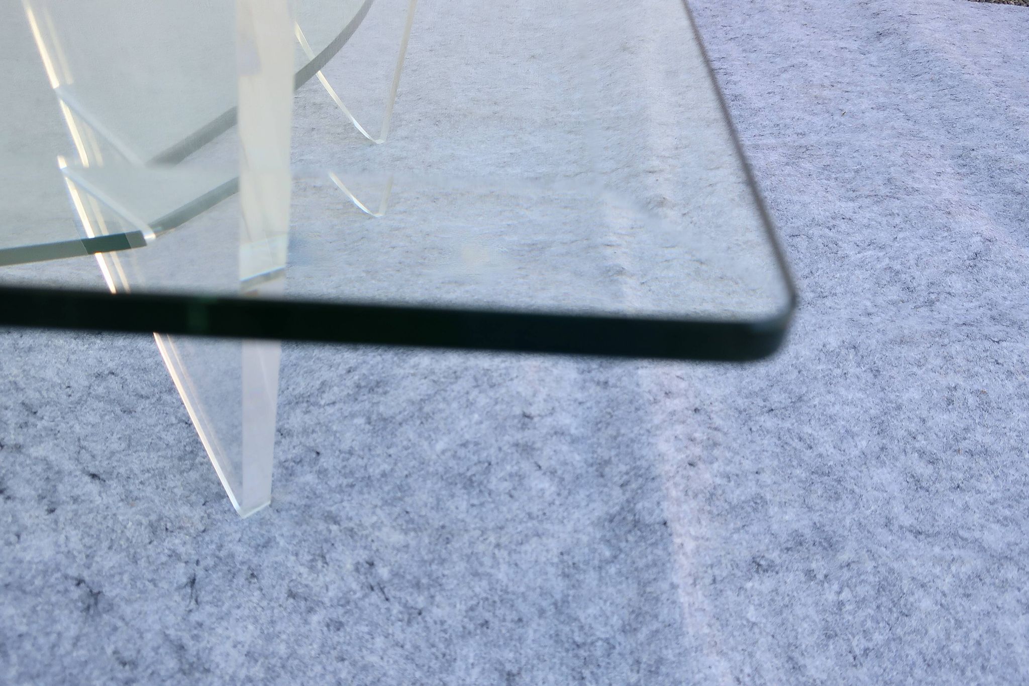 Table basse design années 1980 en verre et perspex (lucite)