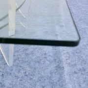 Table basse design années 1980 en verre et perspex (lucite)