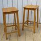 Deux paires de grands tabourets de bar anglais vintage