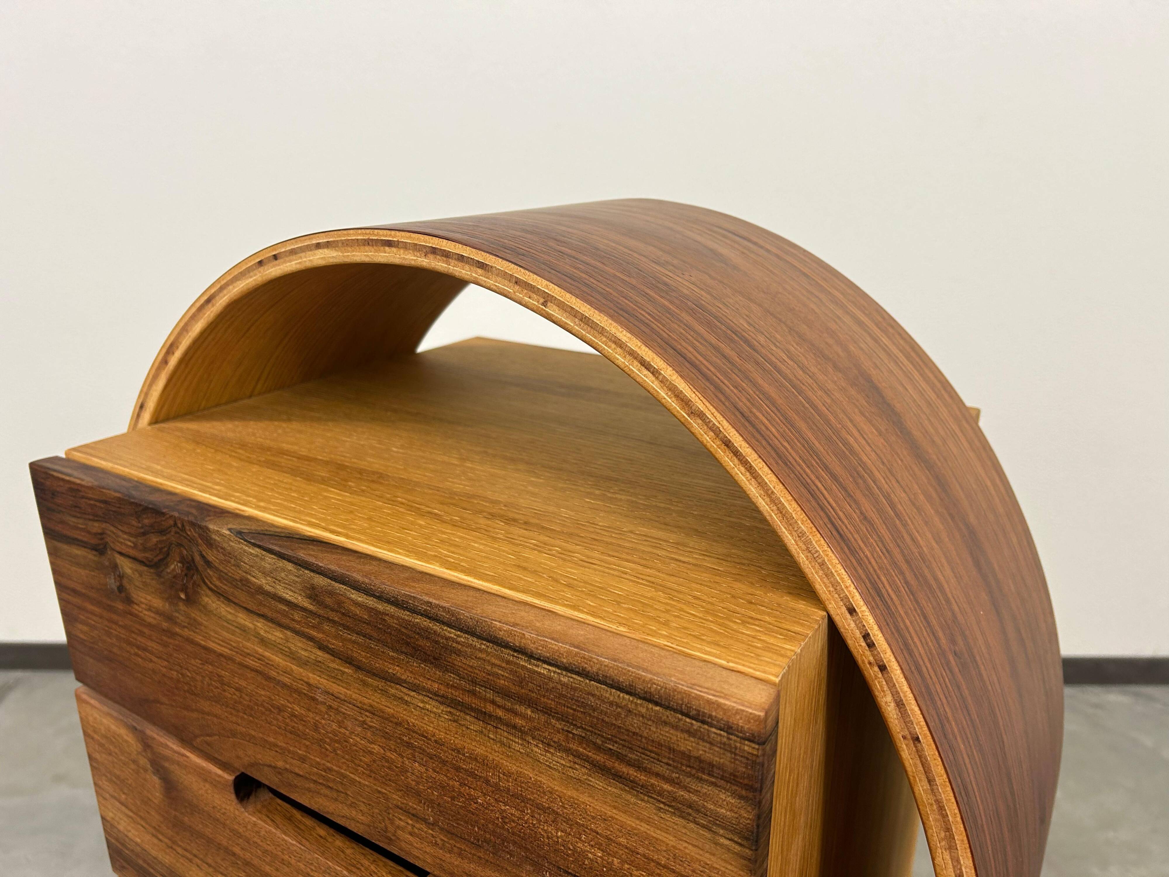 Commode ovale en bois cintré par Kreatippcci Studio
