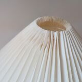 Lampe en grès et abat-jour plissé vintage