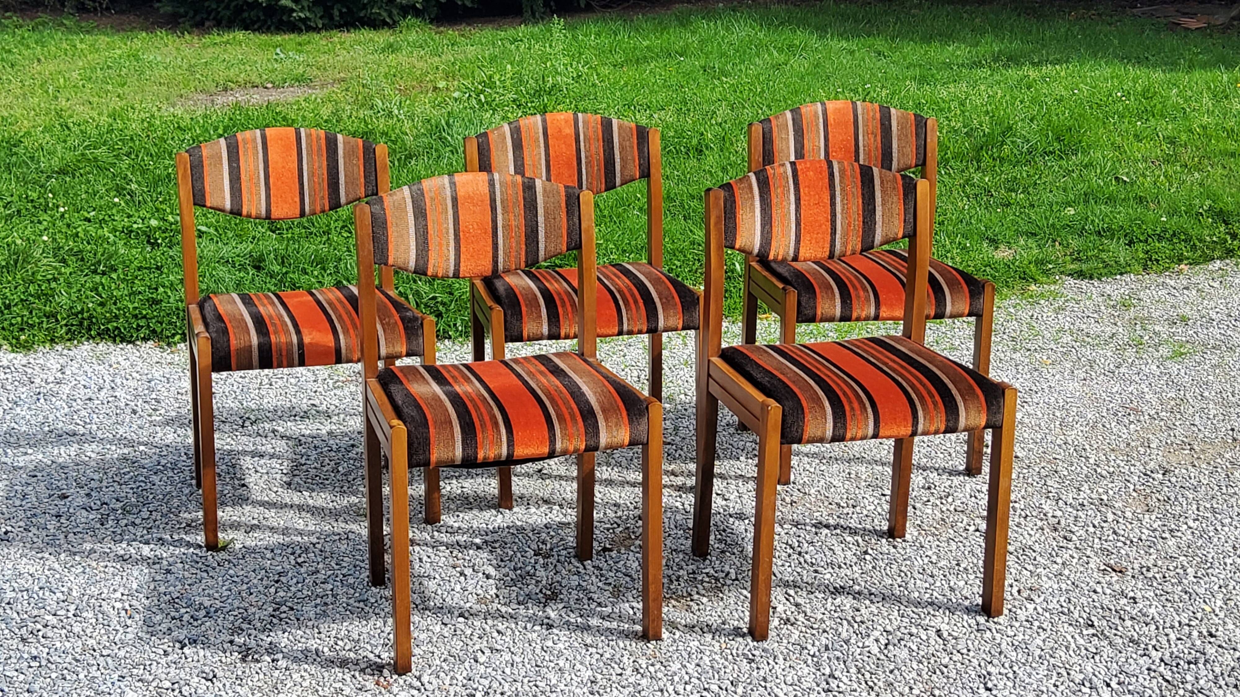 Set of 5 70s designer chairs in beech and orange and brown velvet Self éditeur