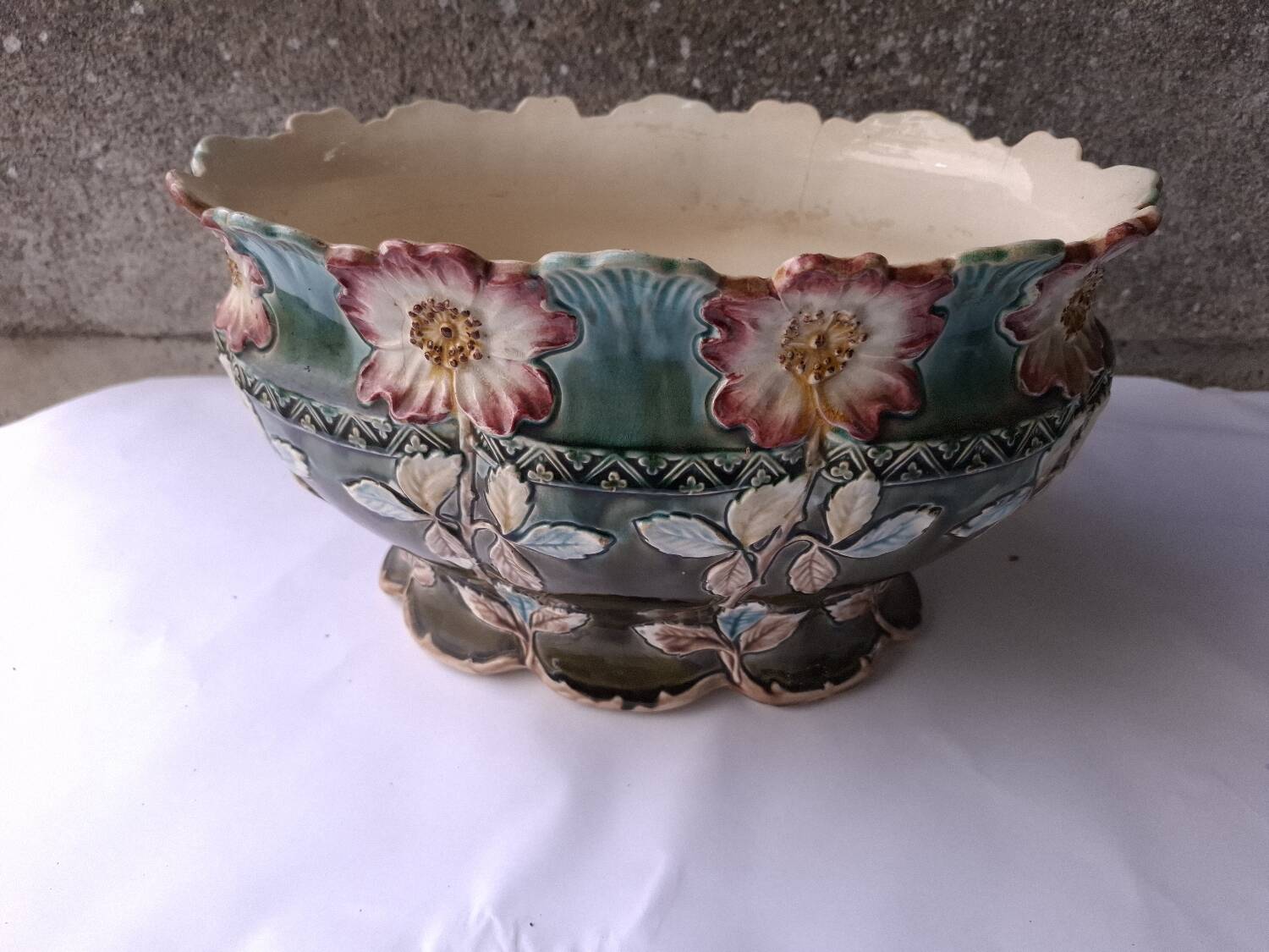 Jardinière, centerpiece in slip