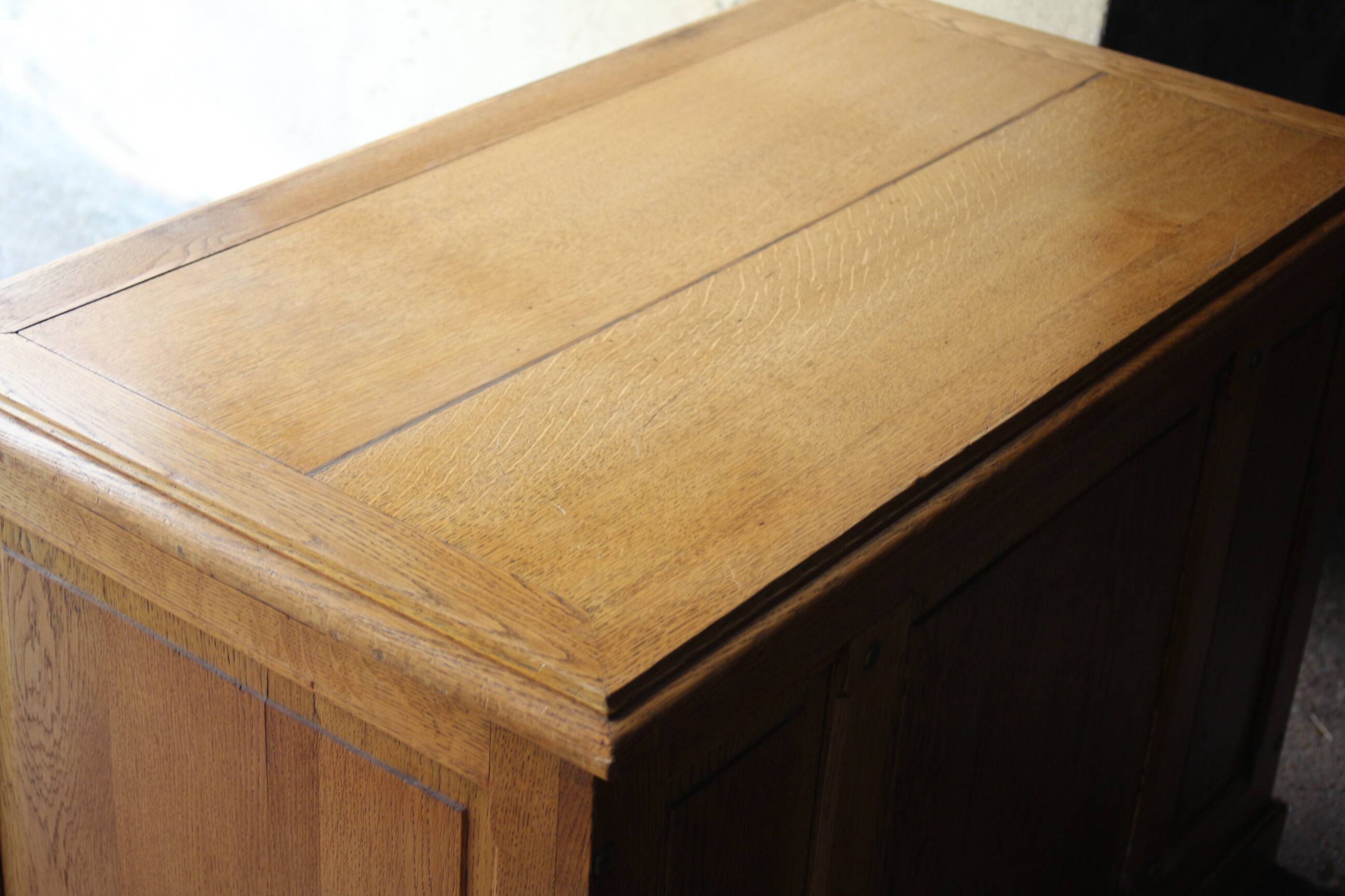 Bureau d'appoint en chêne blond de très belle facture. Début XXeme