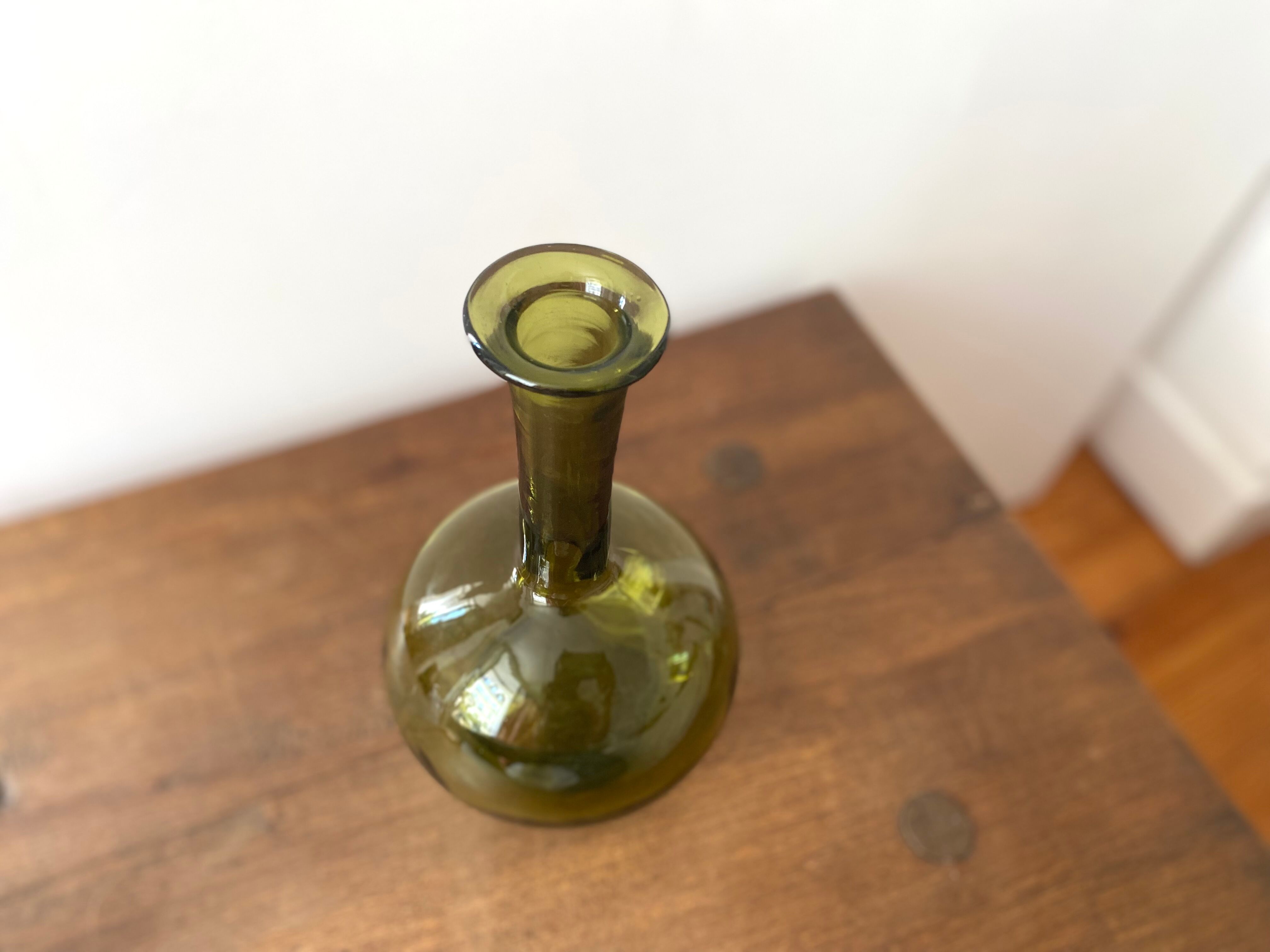 Vintage green glass soliflore vase 70s