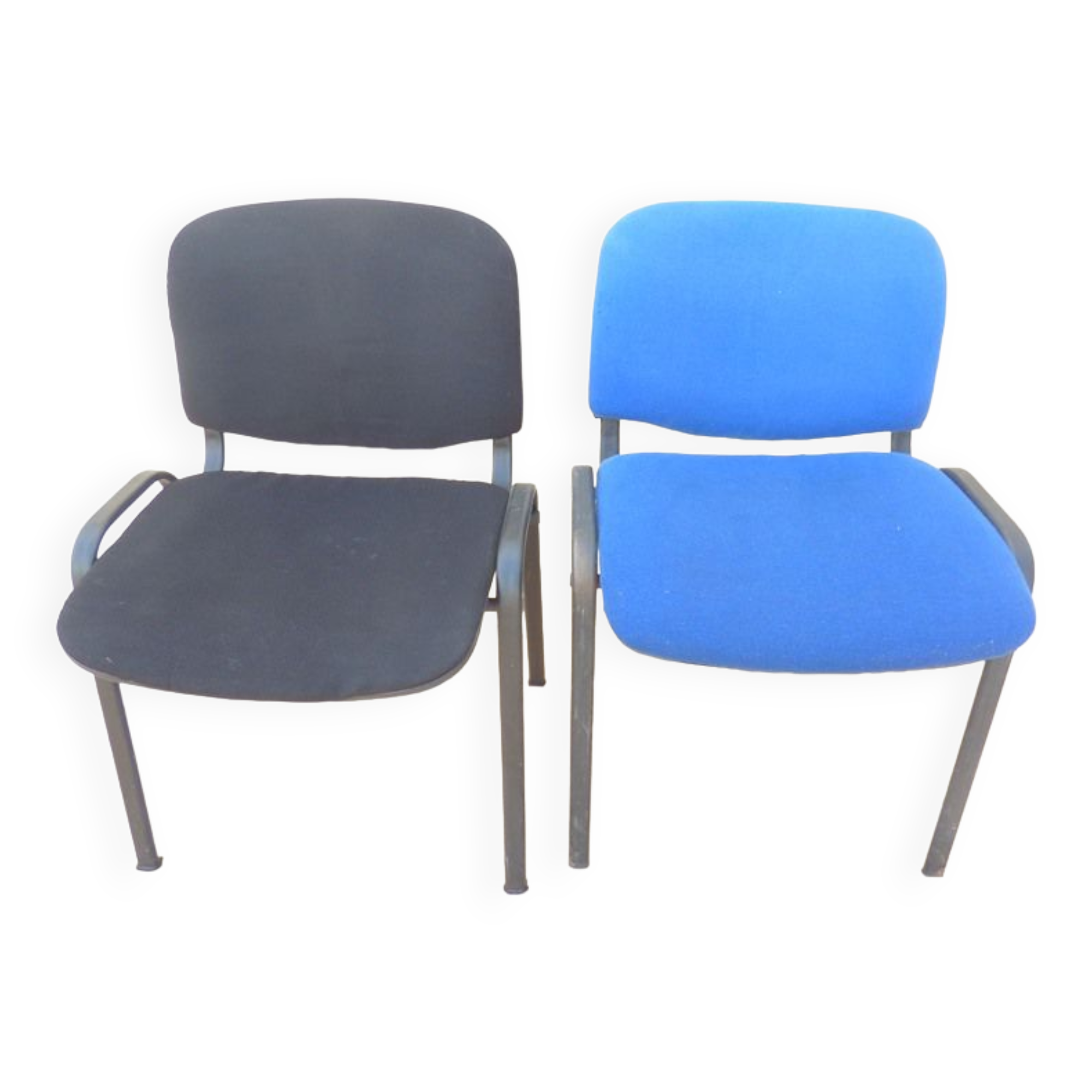 2 chaises empilables de tissus noir et bleu
