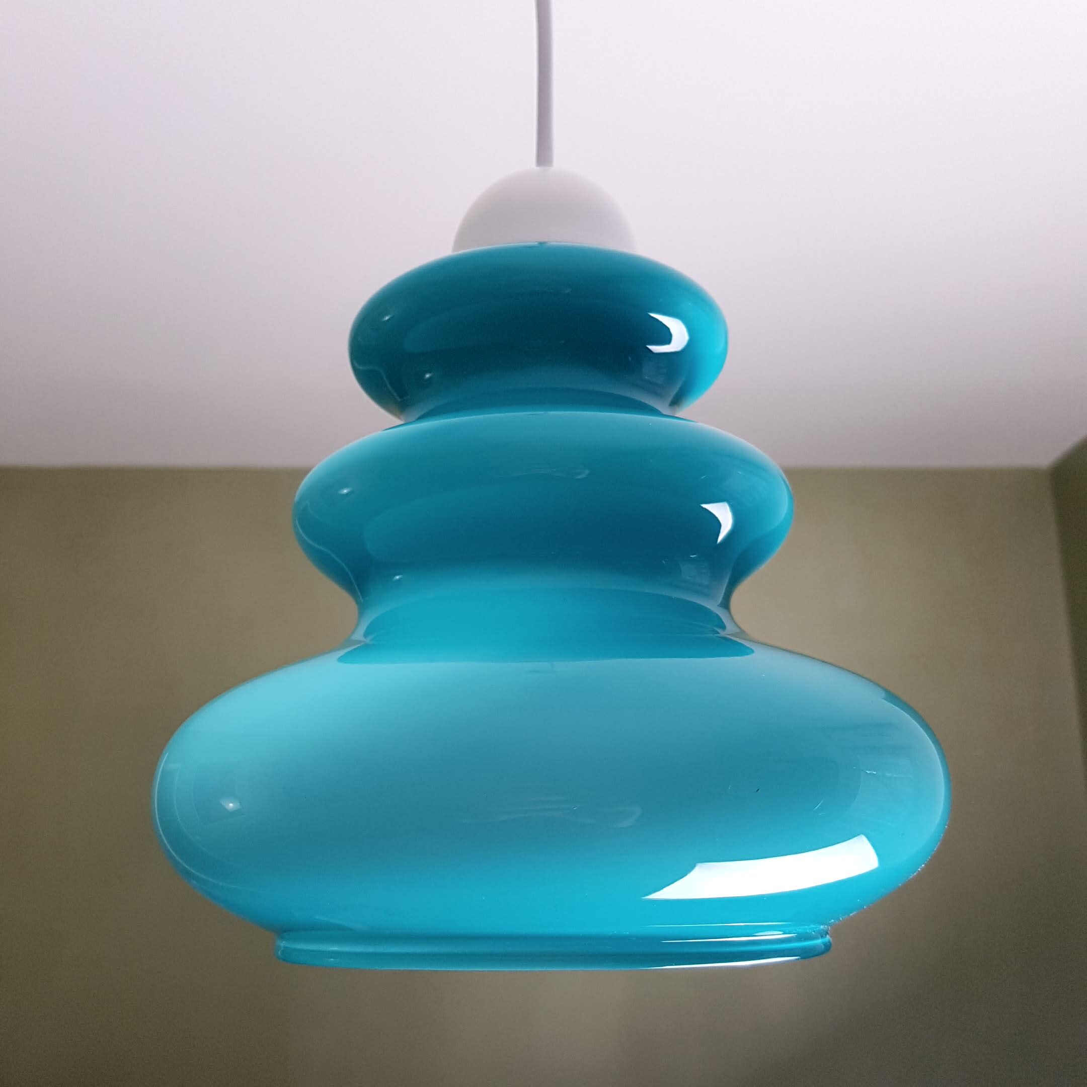 Lustre globe opaline bleue vintage
