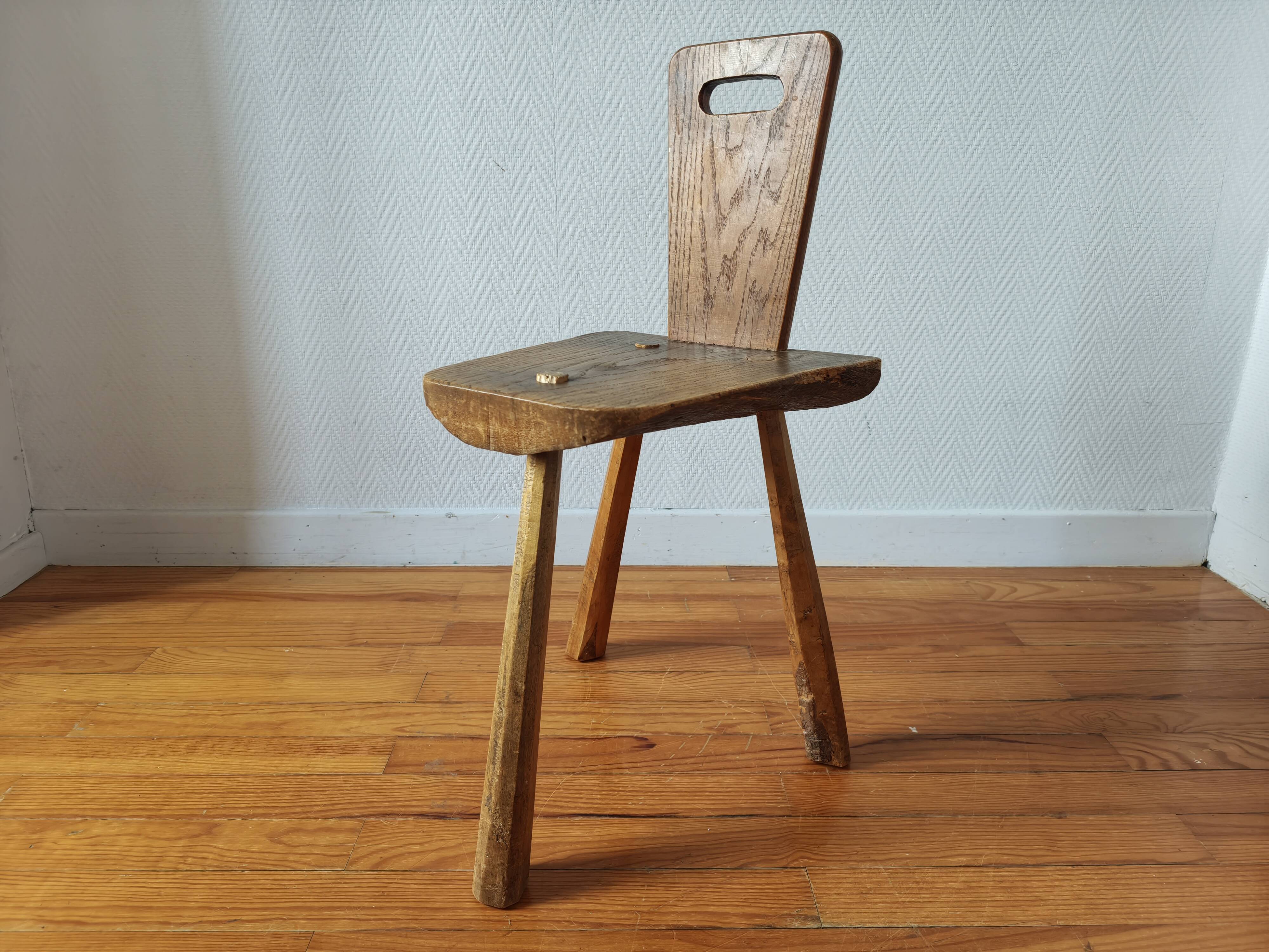 Tripod chair in solid wood – Handcrafted – Brutalist spirit