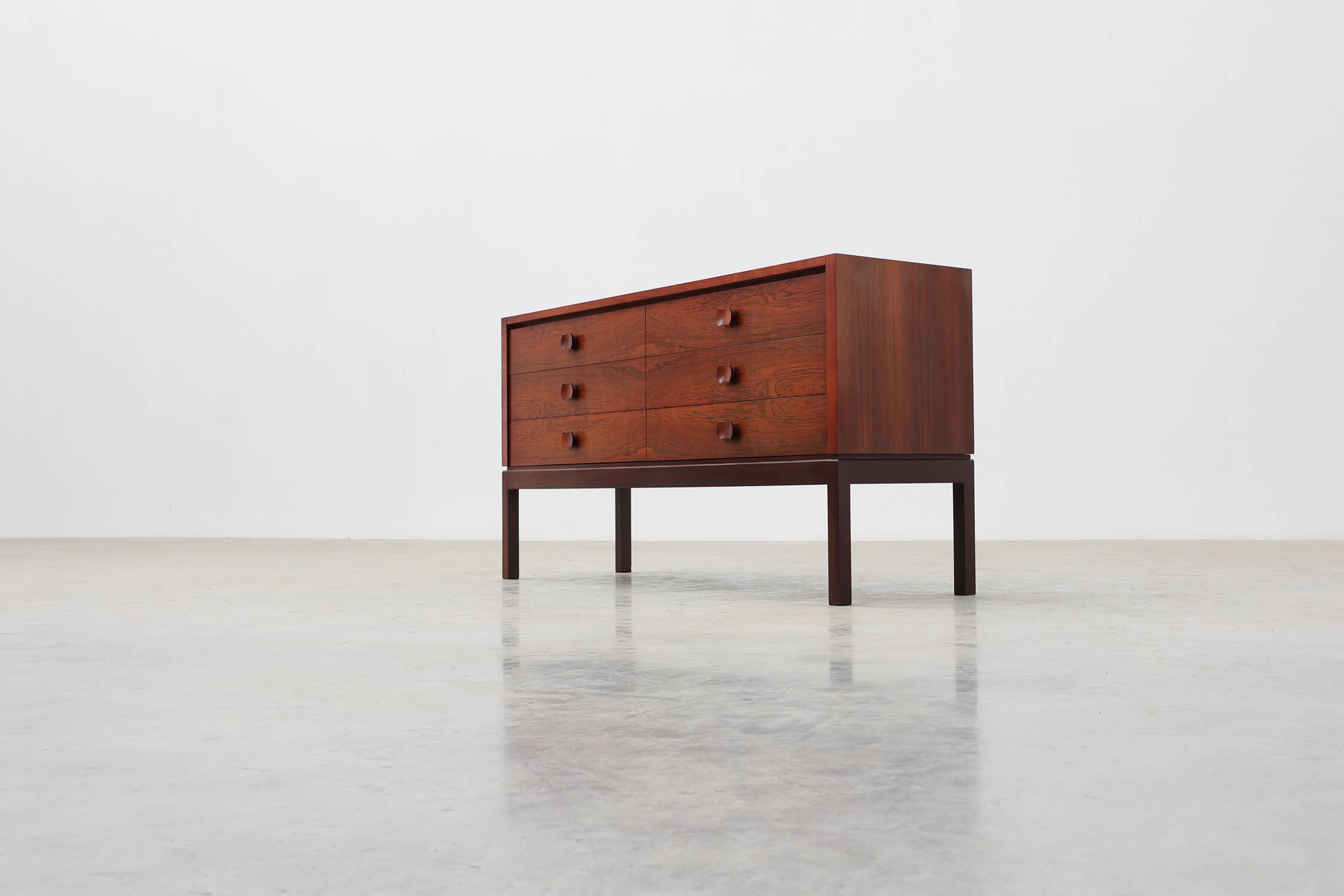 Commode danoise moderne du milieu du siècle, Danemark, vers les années 1960.
