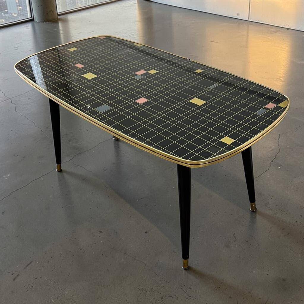 Table basse vintage en formica noir et or