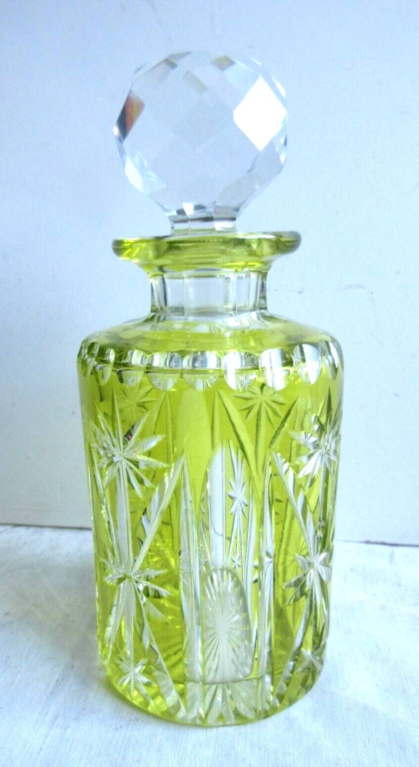 Flacon à parfum verre jaune ouraline, ciselé blanc, Val St Lambert ou St Louis