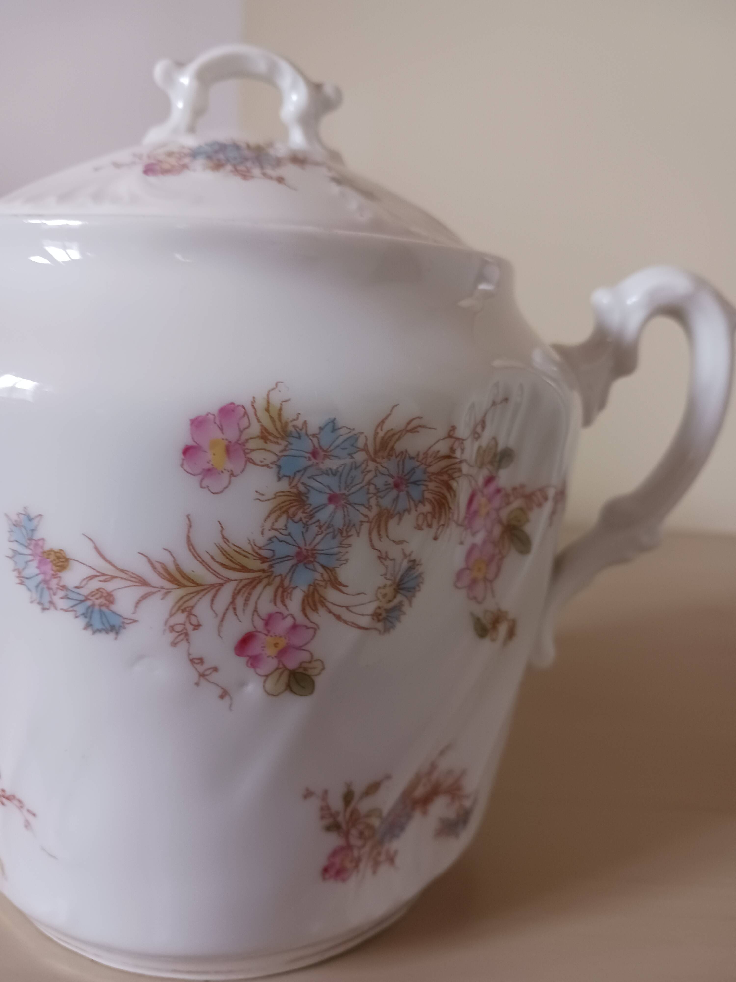 Antique porcelain sugar bowl, late 19th century.