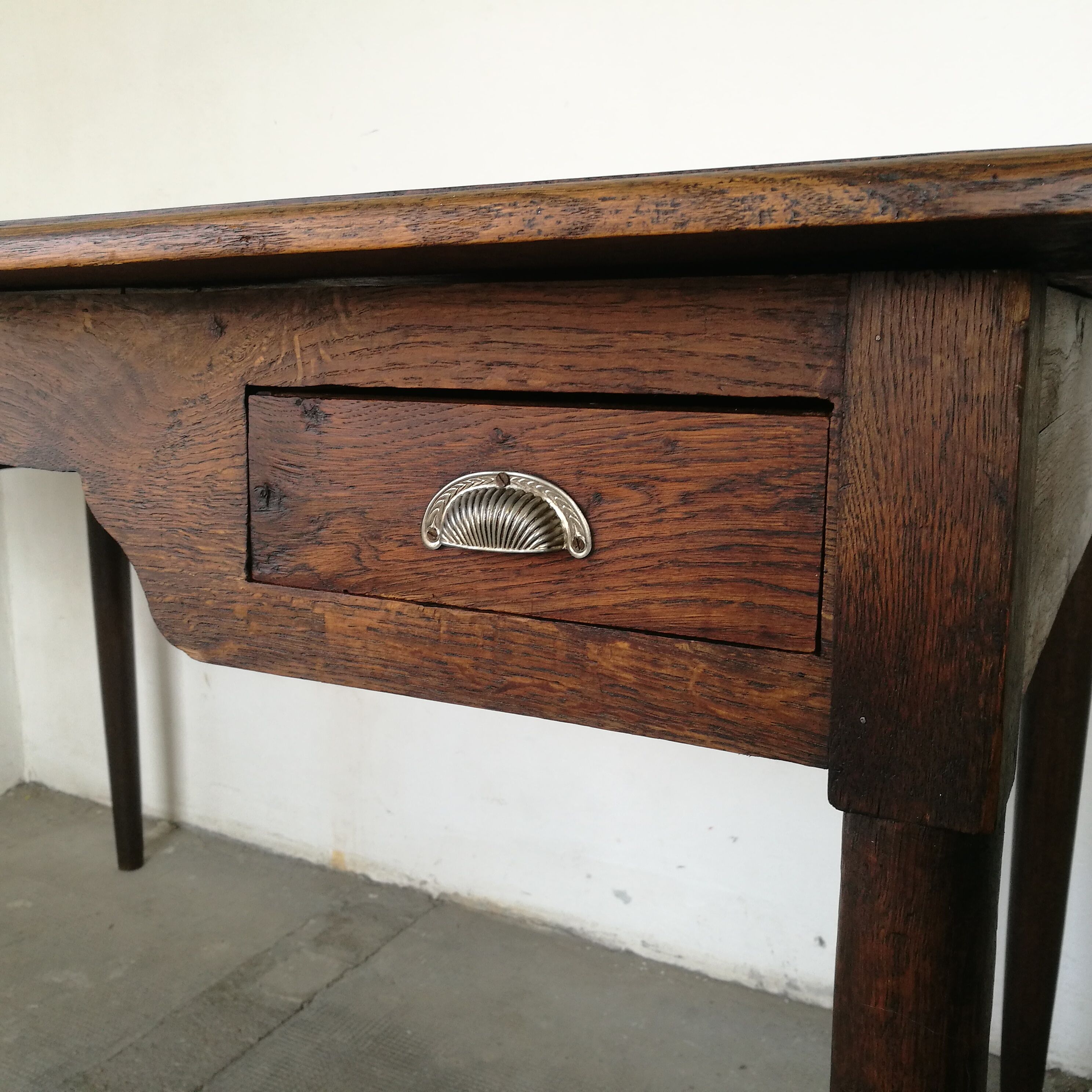 Oak desk, 2 drawers.