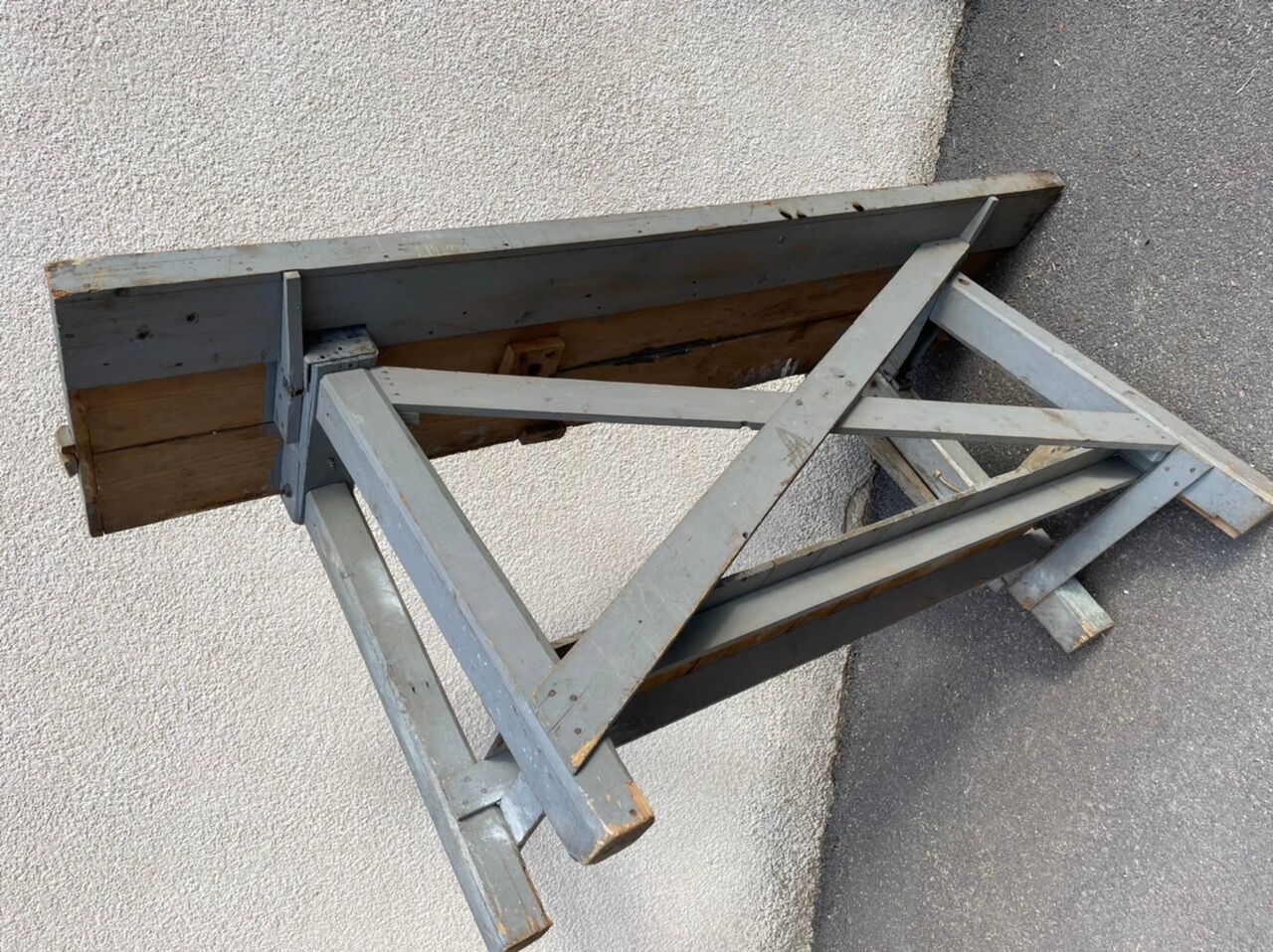 Luthier 19's grey workbench