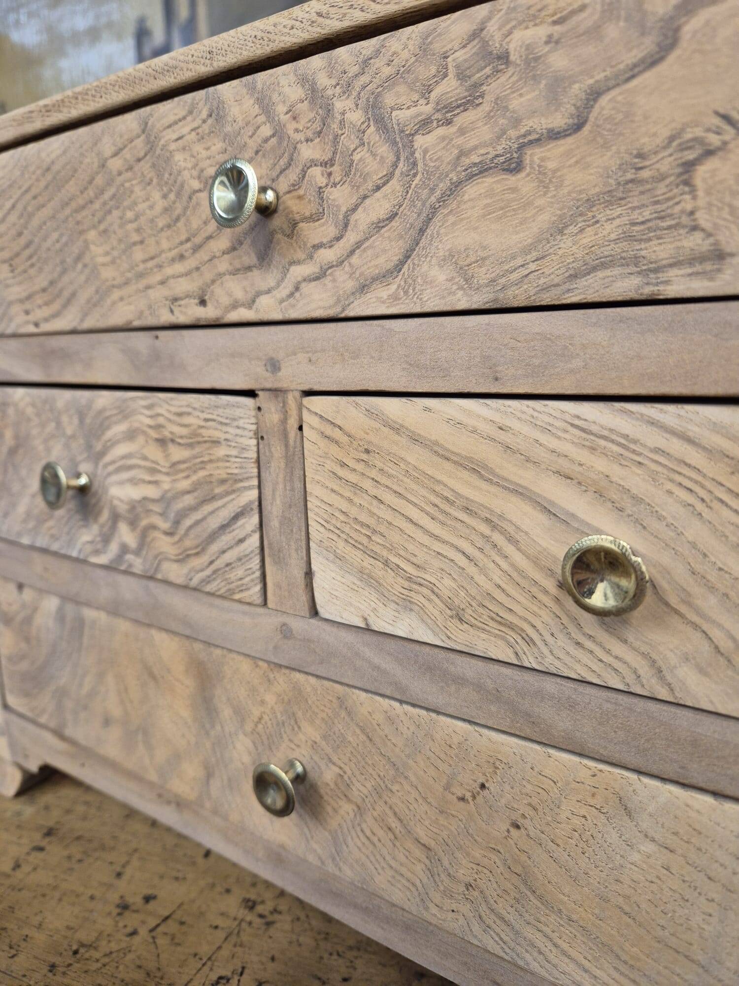 Ancienne commode de maîtrise